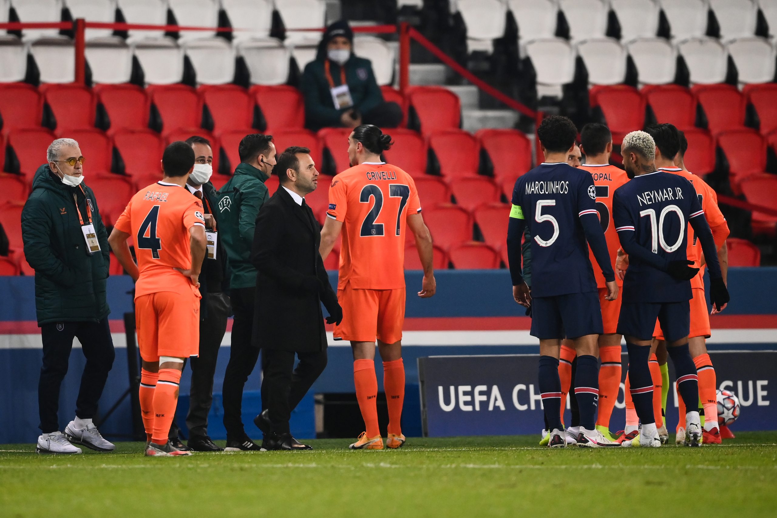 Liga dos Campeões: Jogo entre PSG e Istambul Basaksehir interrompido devido a alegados insultos racistas do quarto árbitro. Partida vai ser retomada hoje