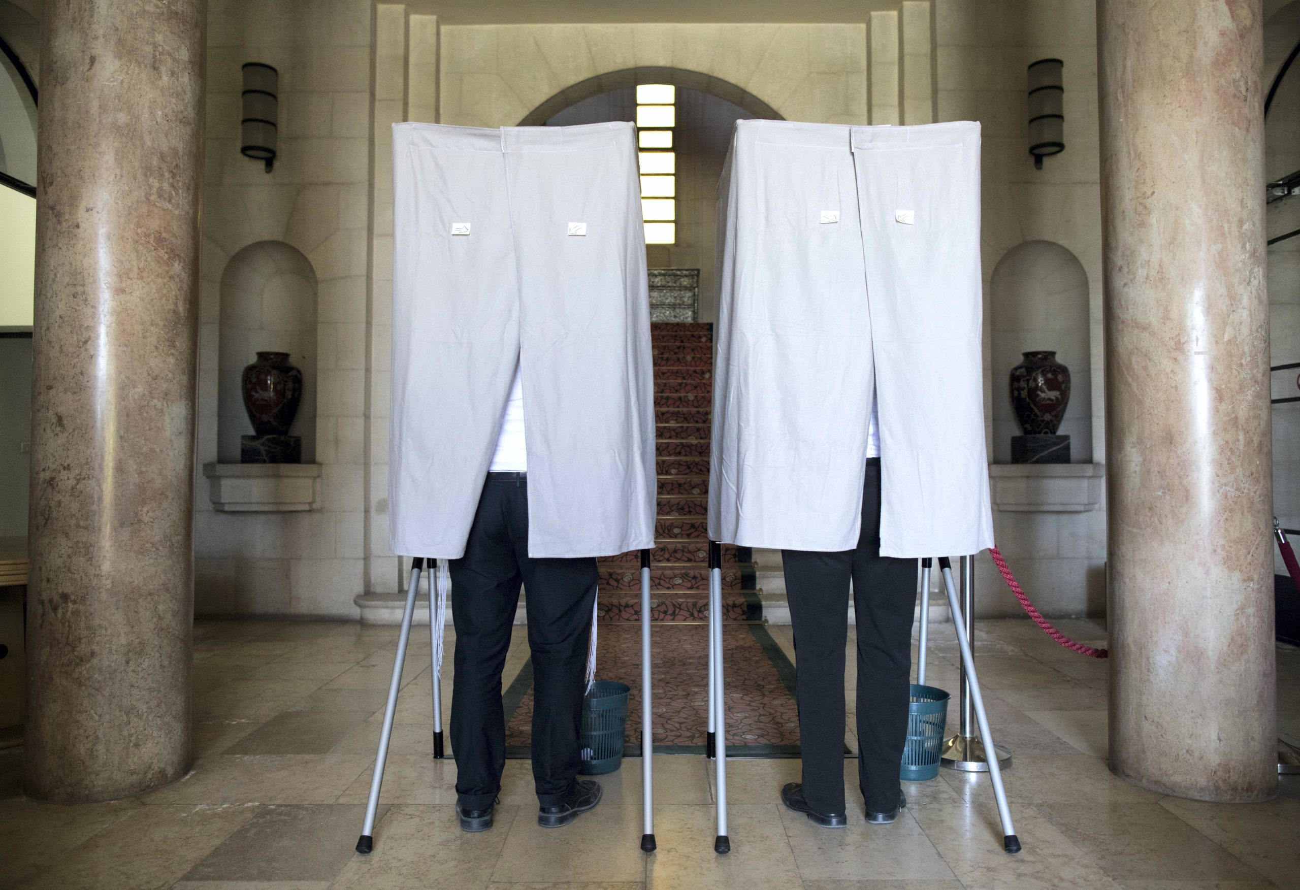 França. Segurança reforçada e expectativas de forte participação, o retrato de uma mesa de voto presidida por português