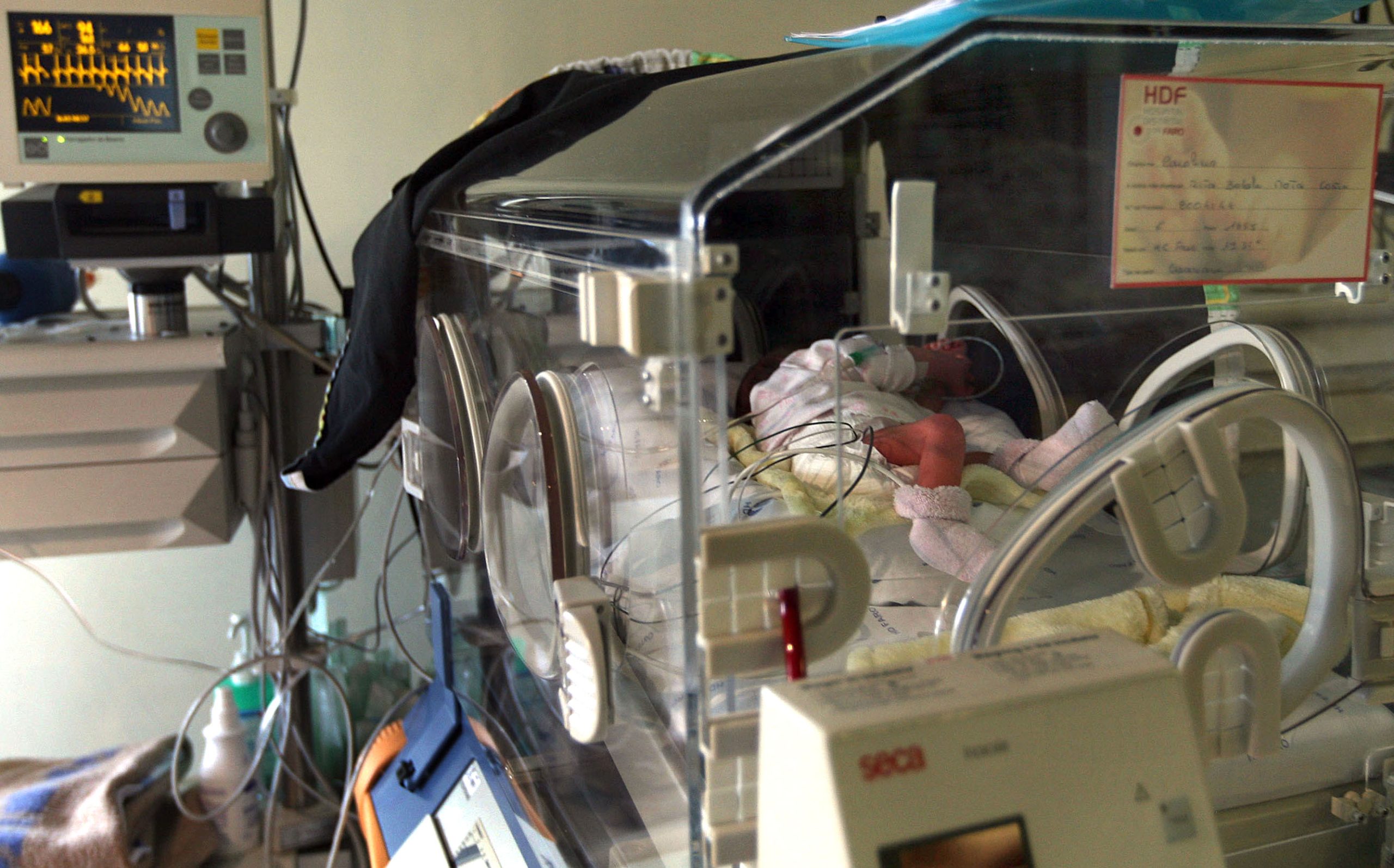 Leite para bebé prematuro causou doença intestinal. Laboratório Abbott condenado a pagar 455 milhões de euros