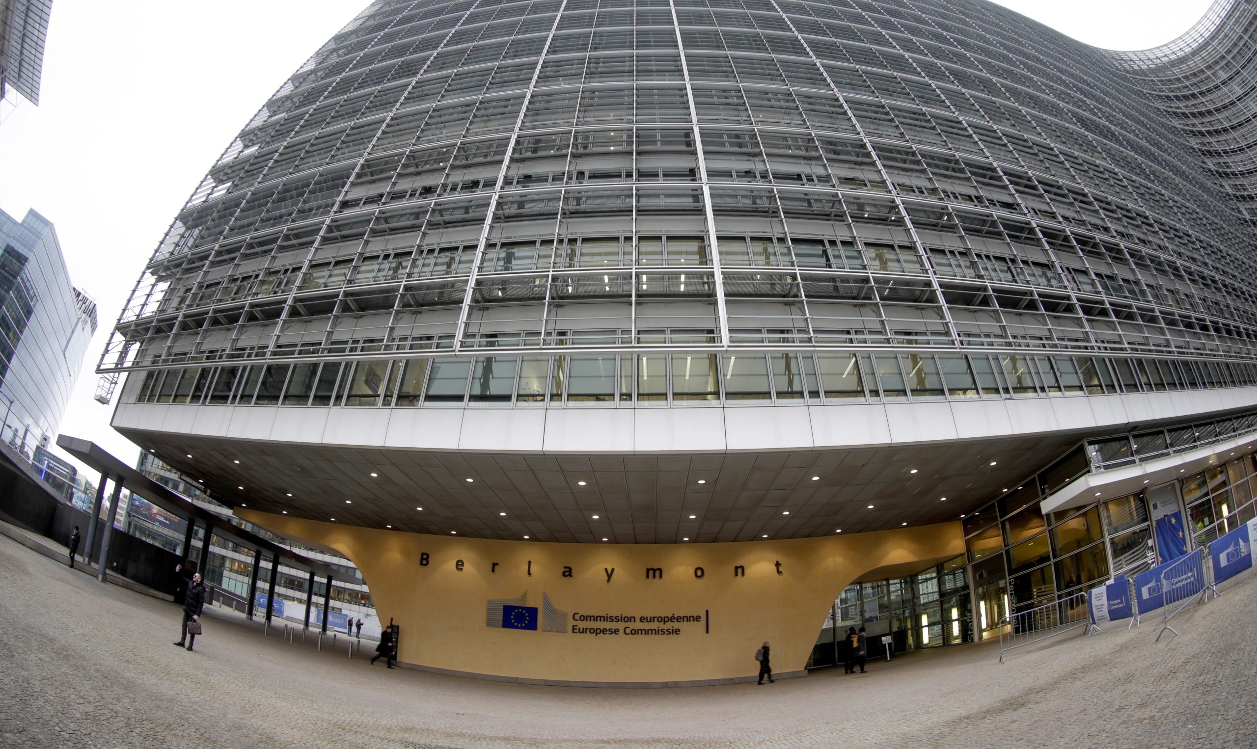 Bruxelas quer melhorar segurança económica da UE face a países como China e Rússia