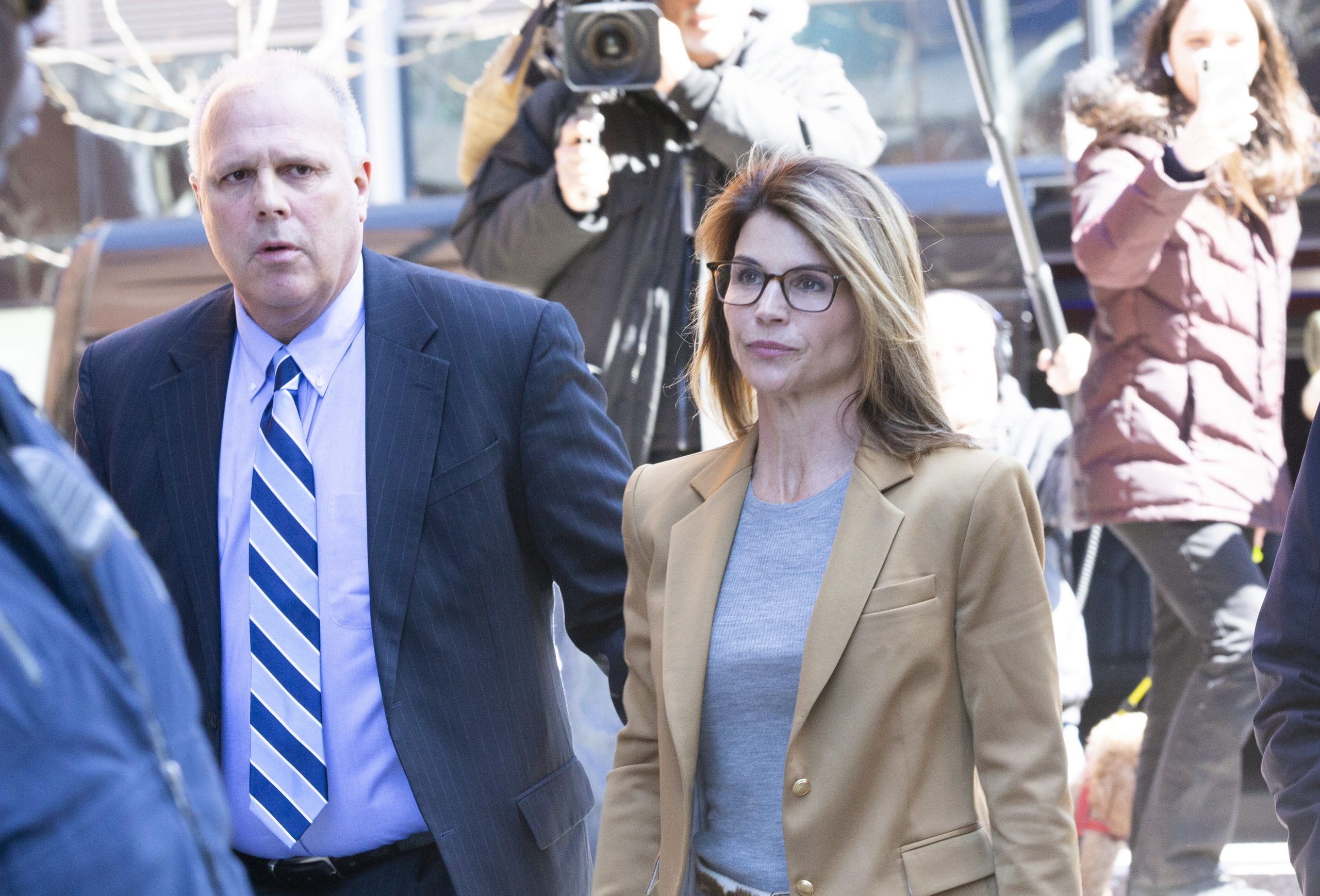 Livraram-se da acusação por suborno, mas vão declarar-se culpados por fraude. Atriz Lori Loughin e o marido podem vir a cumprir pena de prisão