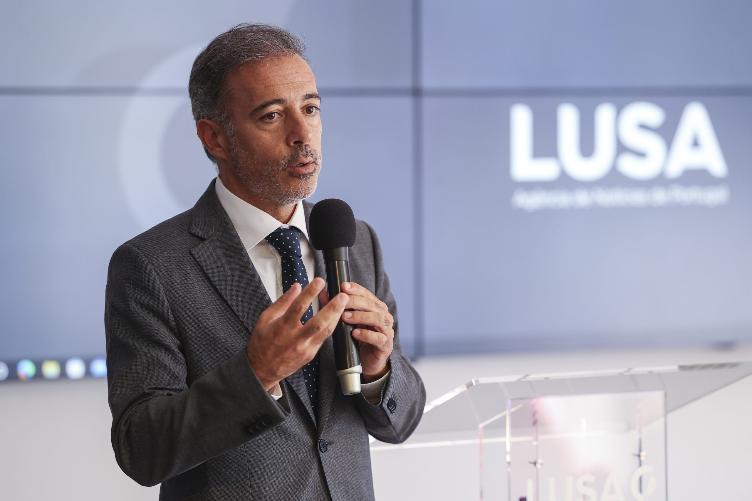 Governo já fez proposta para atingir 100% do capital da Lusa e não vai “regatear”