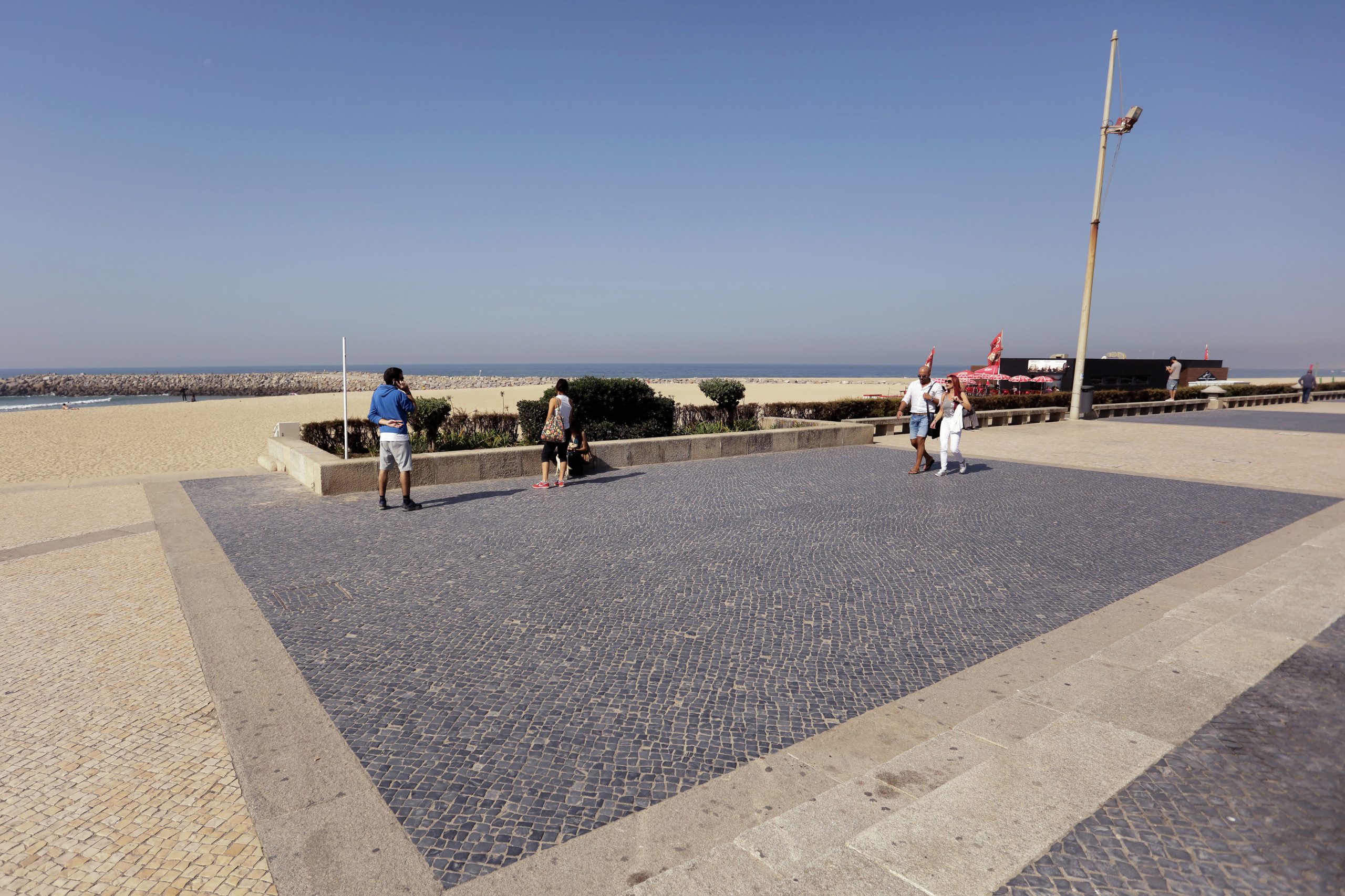 Uma pessoa morre afogada e quatro são salvas em praia de Espinho