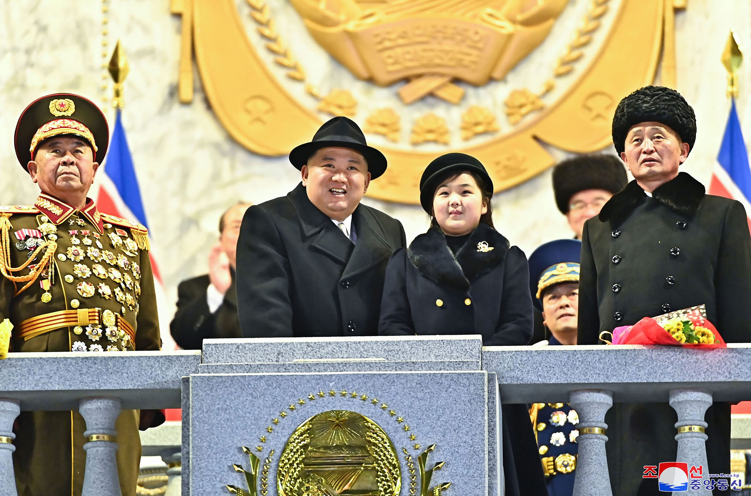 Kim Jong-un apareceu no desfile militar acompanhado da filha. Será a sucessora do líder da Coreia do Norte?