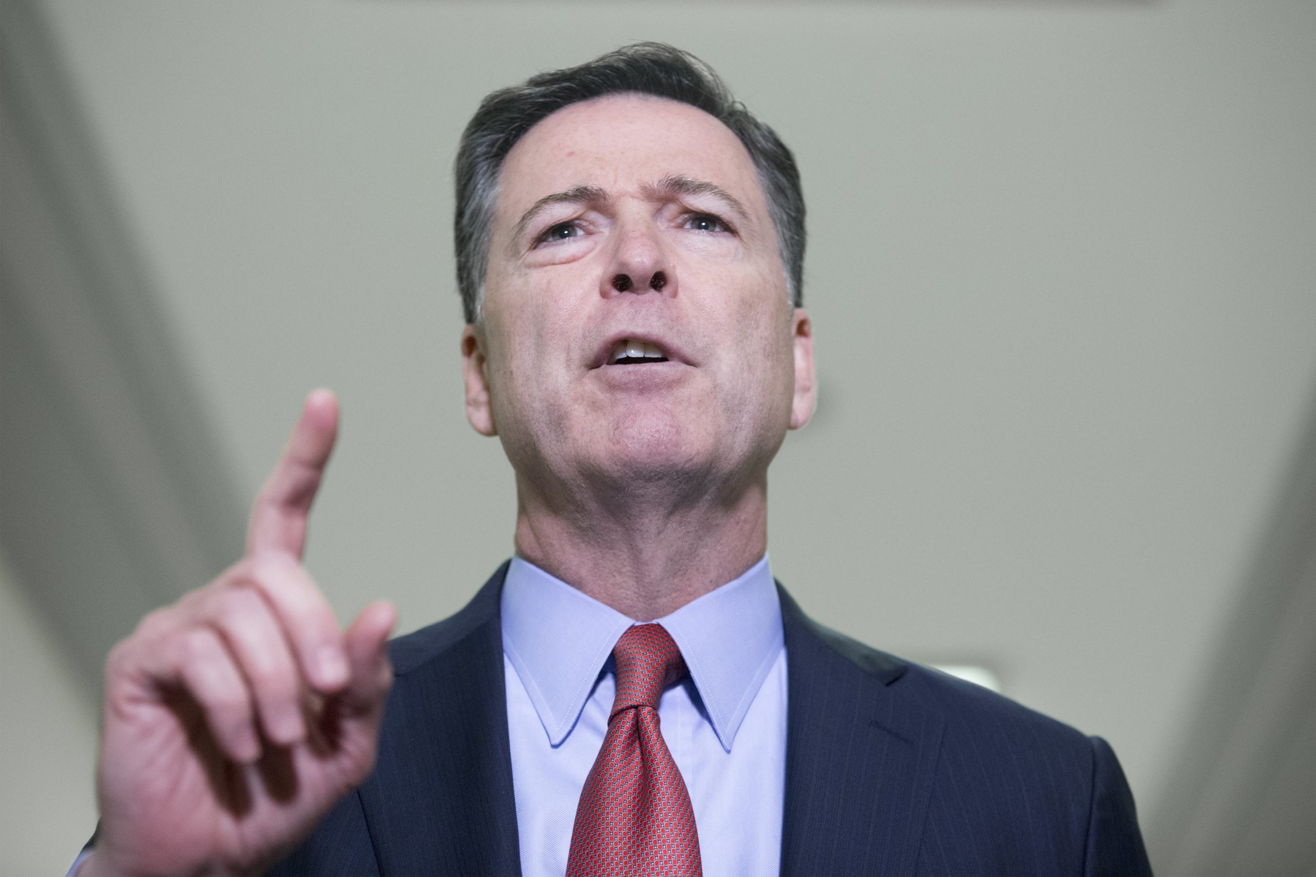 Presumível ameaça contra Trump resulta em investigação contra ex-diretor do FBI