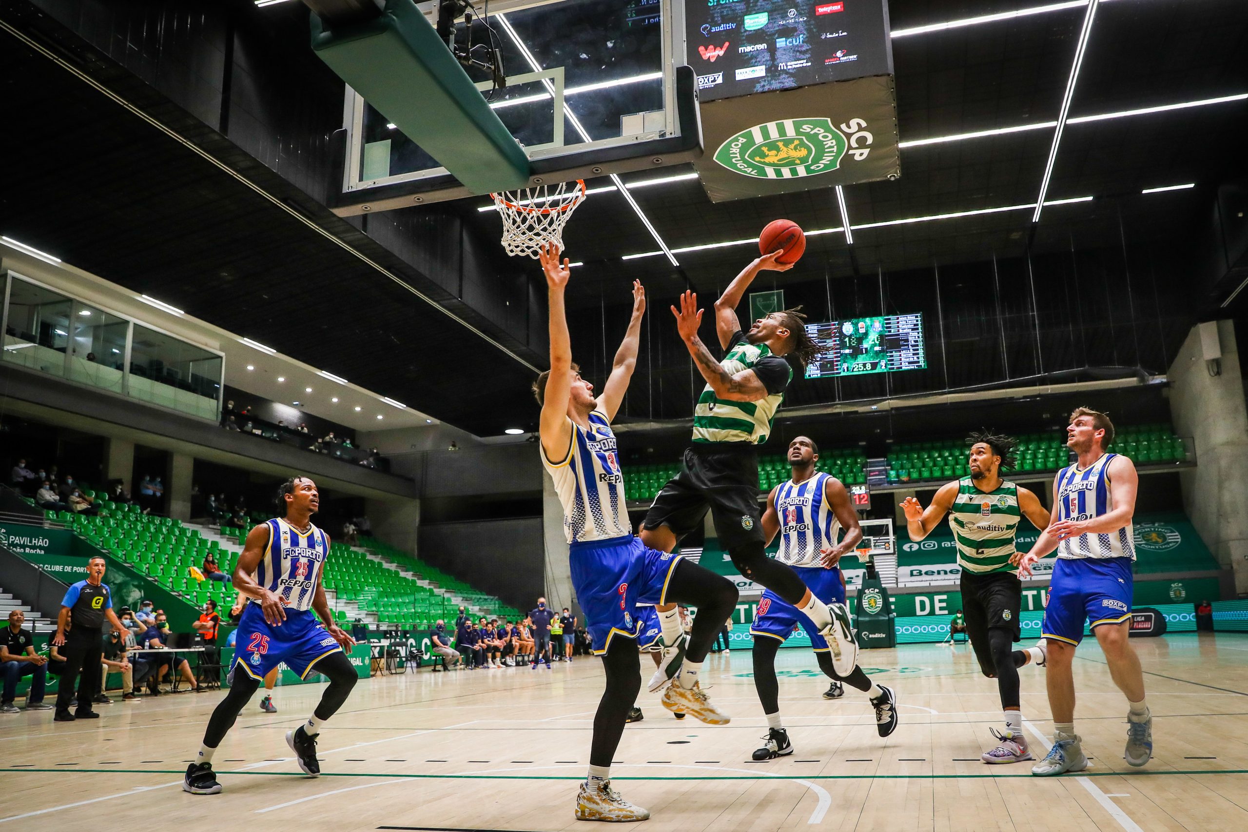 Jogador do FC Porto parte troféu do campeonato de basquetebol