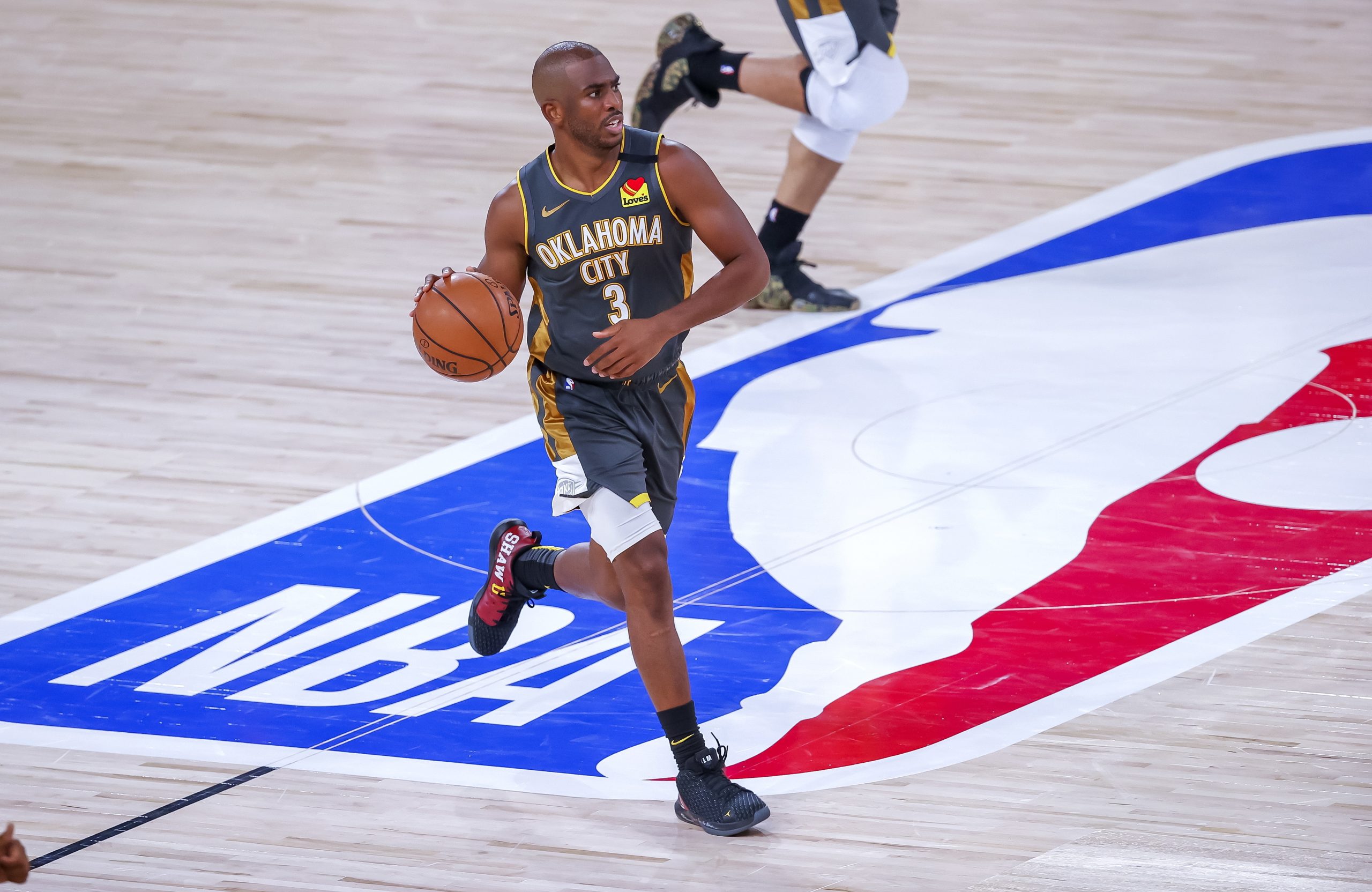 Phoenix Suns contratam Chris Paul a troco de quatro jogadores e escolha no ‘draft’