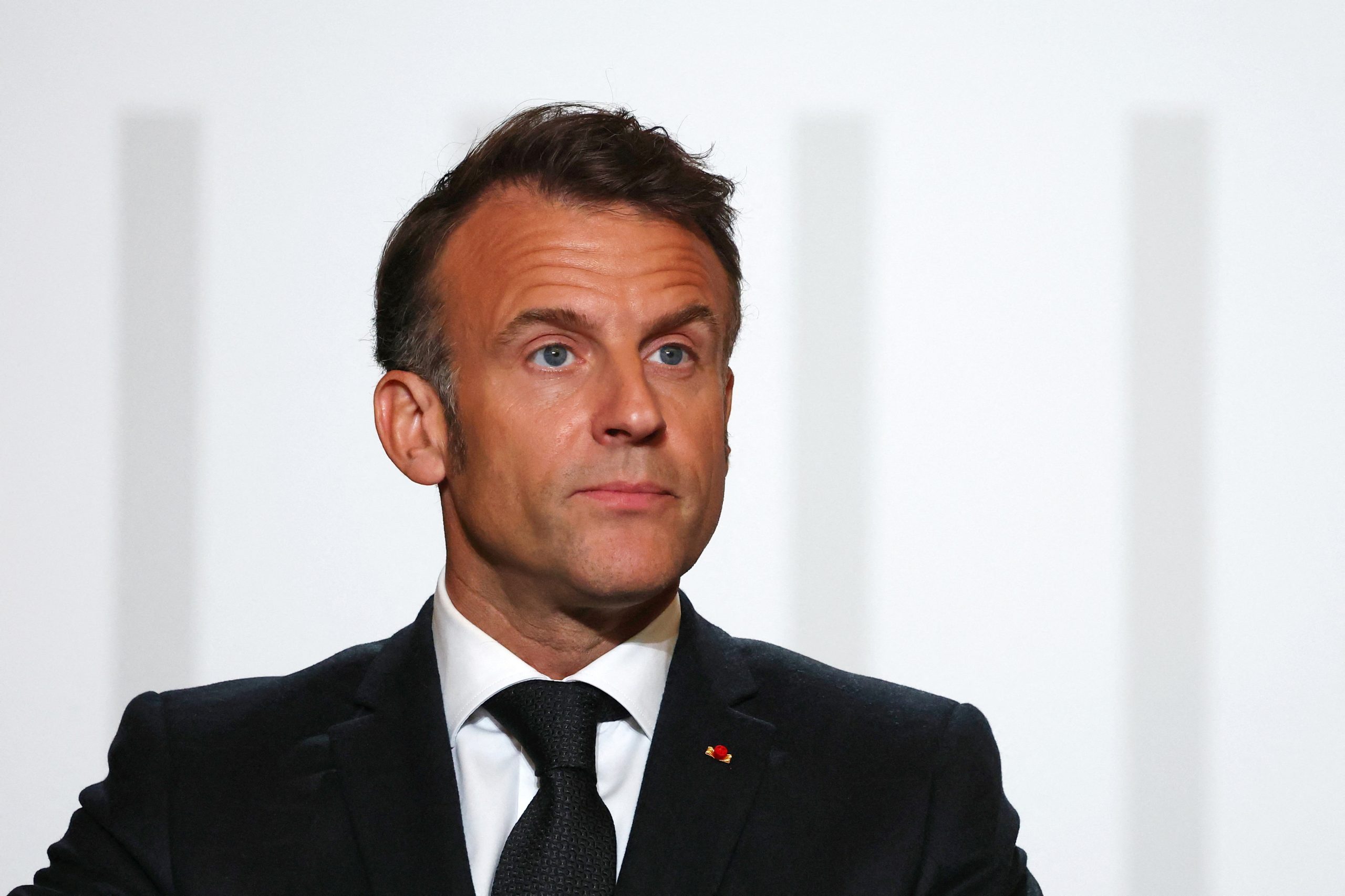 “Relação platónica”. Mensagens com atriz geram tensão entre os Macron