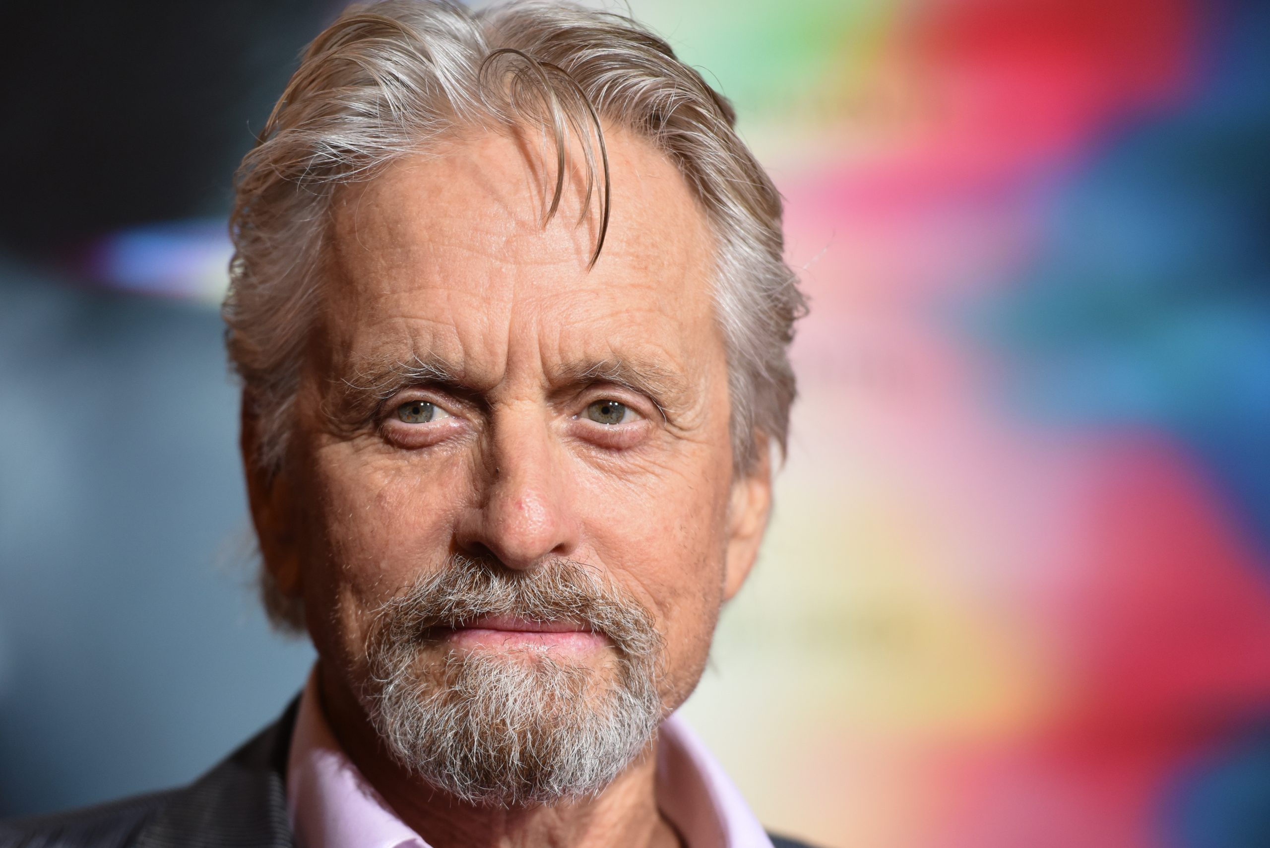 Ex-funcionária de Michael Douglas acusa-o de se masturbar na sua presença