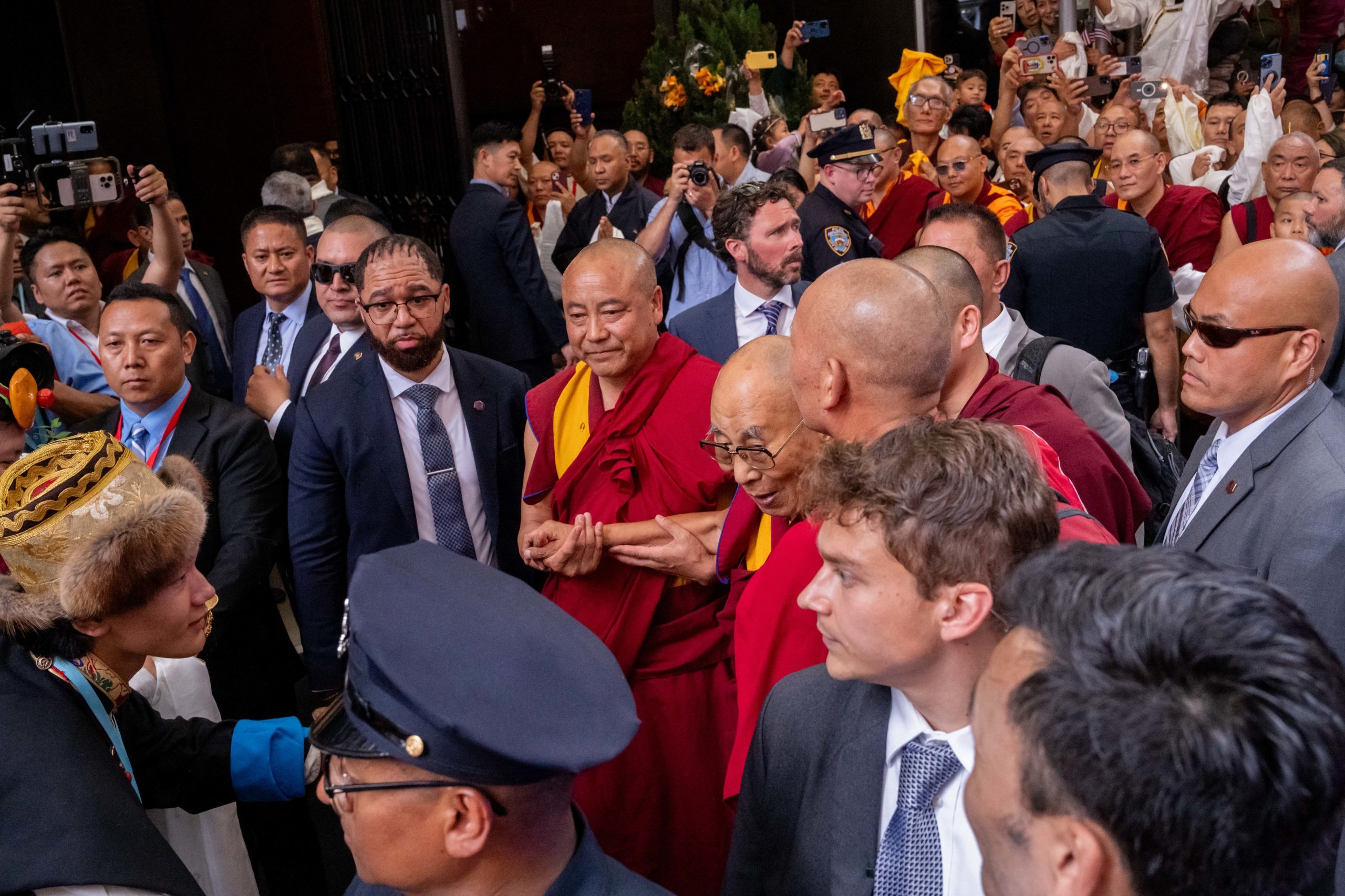 Dalai Lama chega a Nova Iorque para tratamento nos joelhos