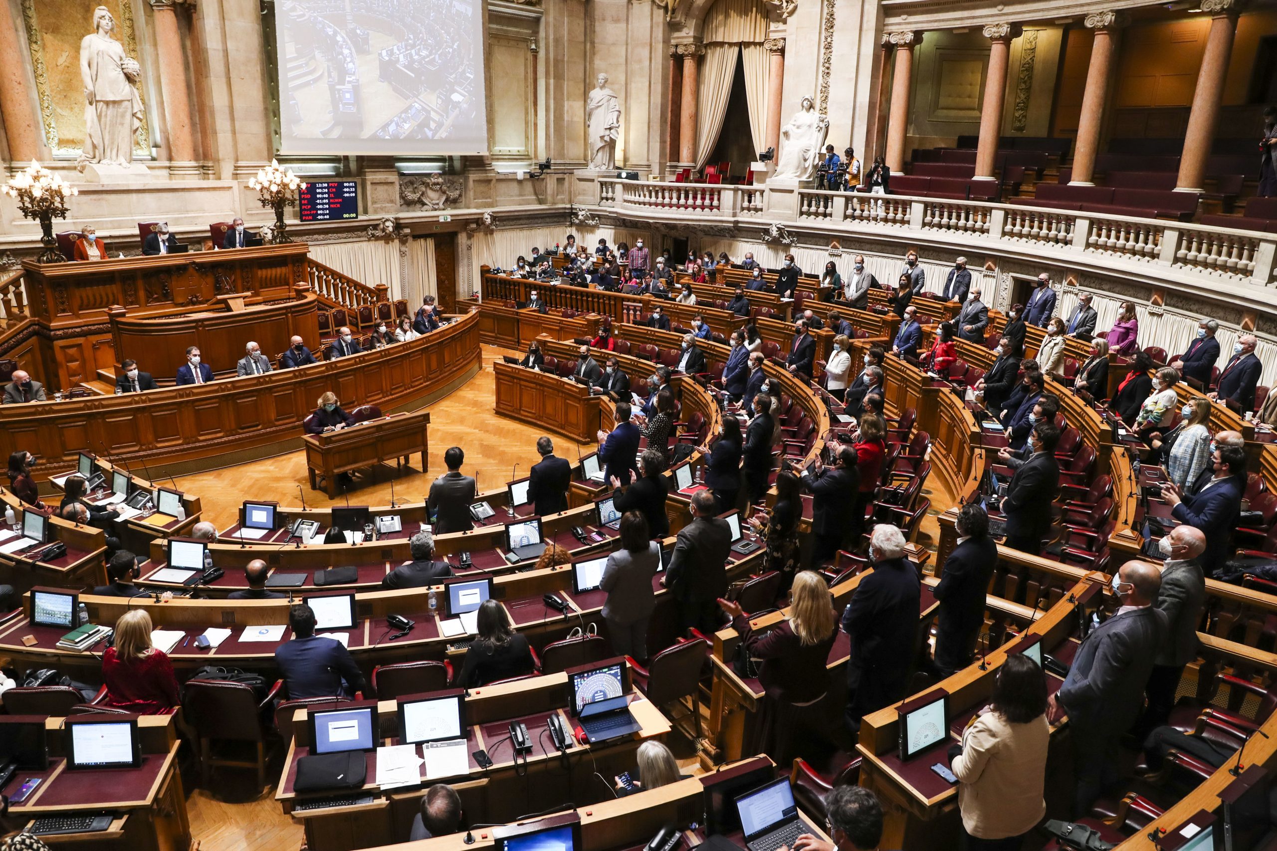 OE2021: Anulada transferência do Fundo de Resolução para Novo Banco. Ministro das Finanças diz-se “muito preocupado” com decisão do Parlamento