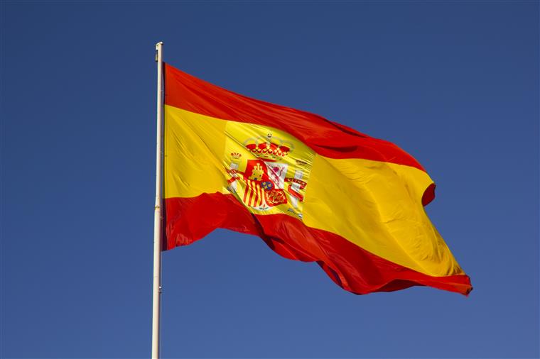 Polícia espanhol ferido por homem armado com faca. Suspeito terá gritado “Alá é Grande”