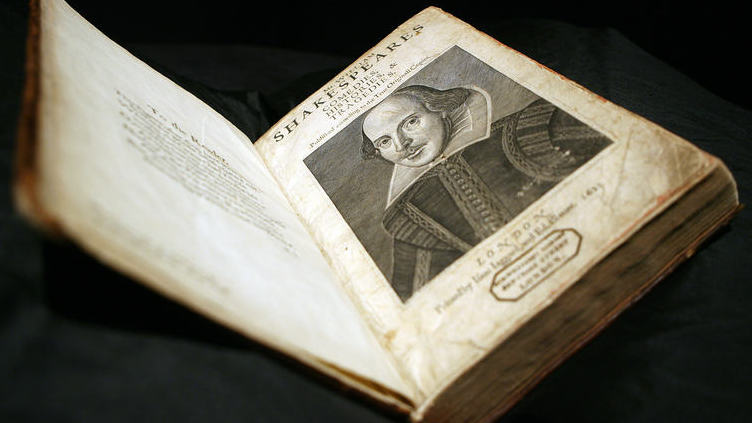 Um dos livros mais valiosos do mundo, o “First Folio” de Shakespeare, encontrado na Escócia