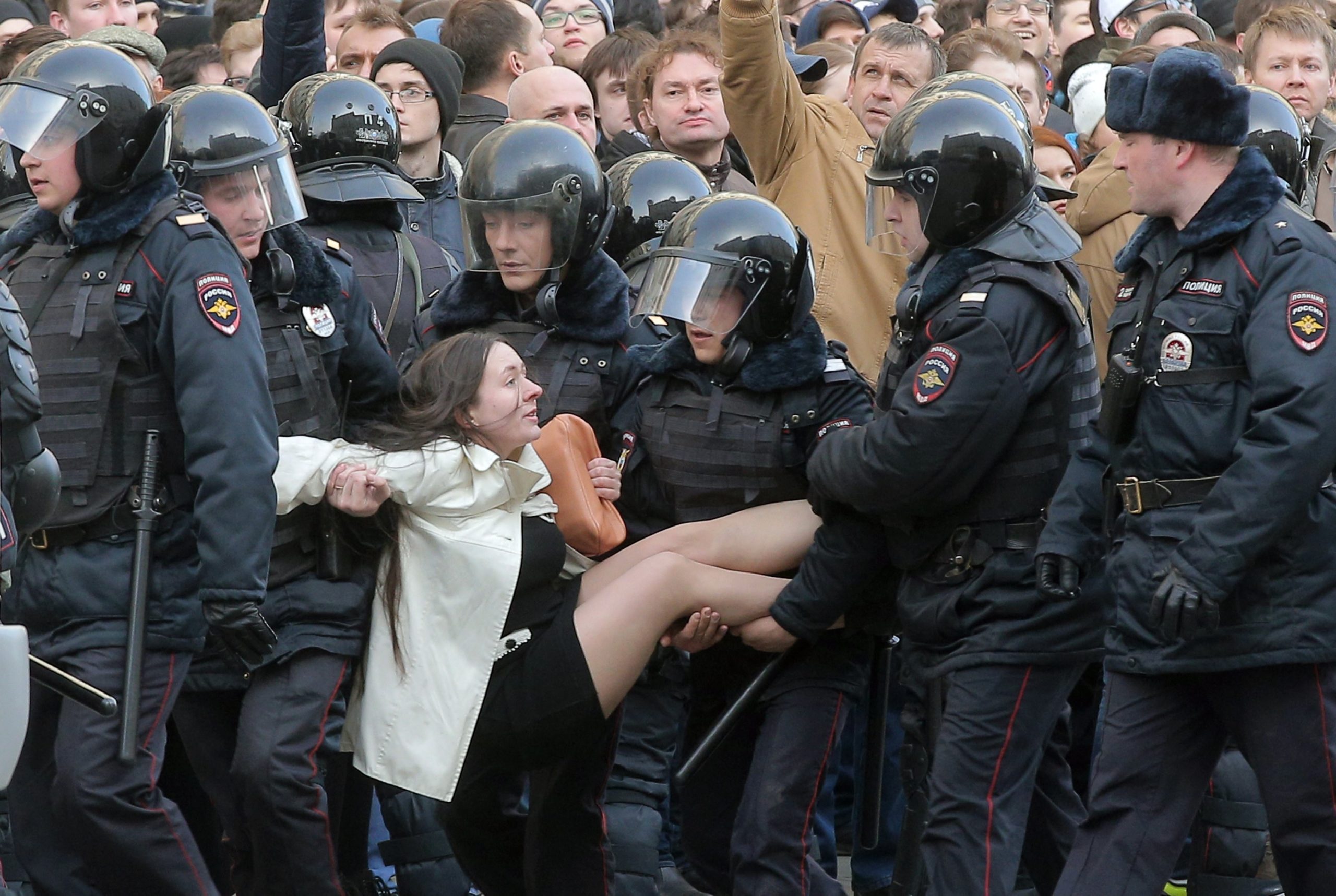 UE apela à Rússia para libertar “imediatamente” manifestantes presos no domingo