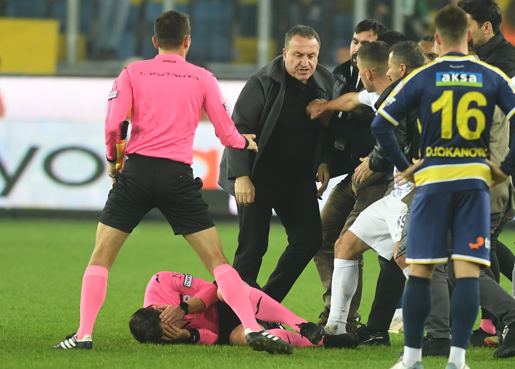 Árbitro hospitalizado após agressão violenta em jogo já teve alta