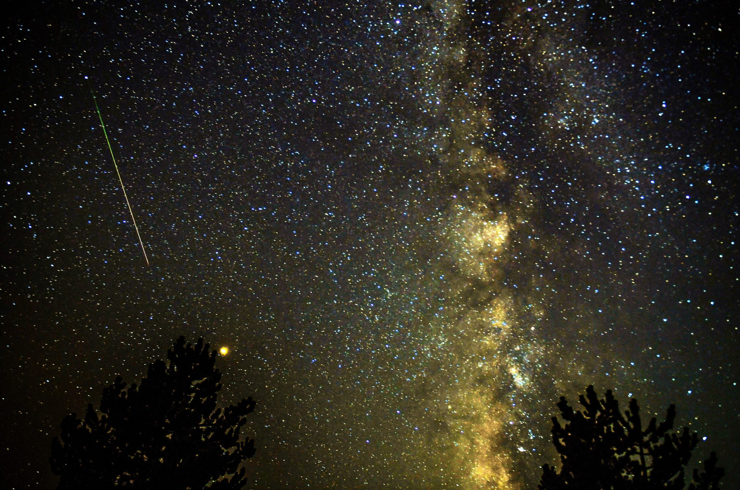 A chuva de estrelas de agosto voltou e rastos de luz cruzaram o céu