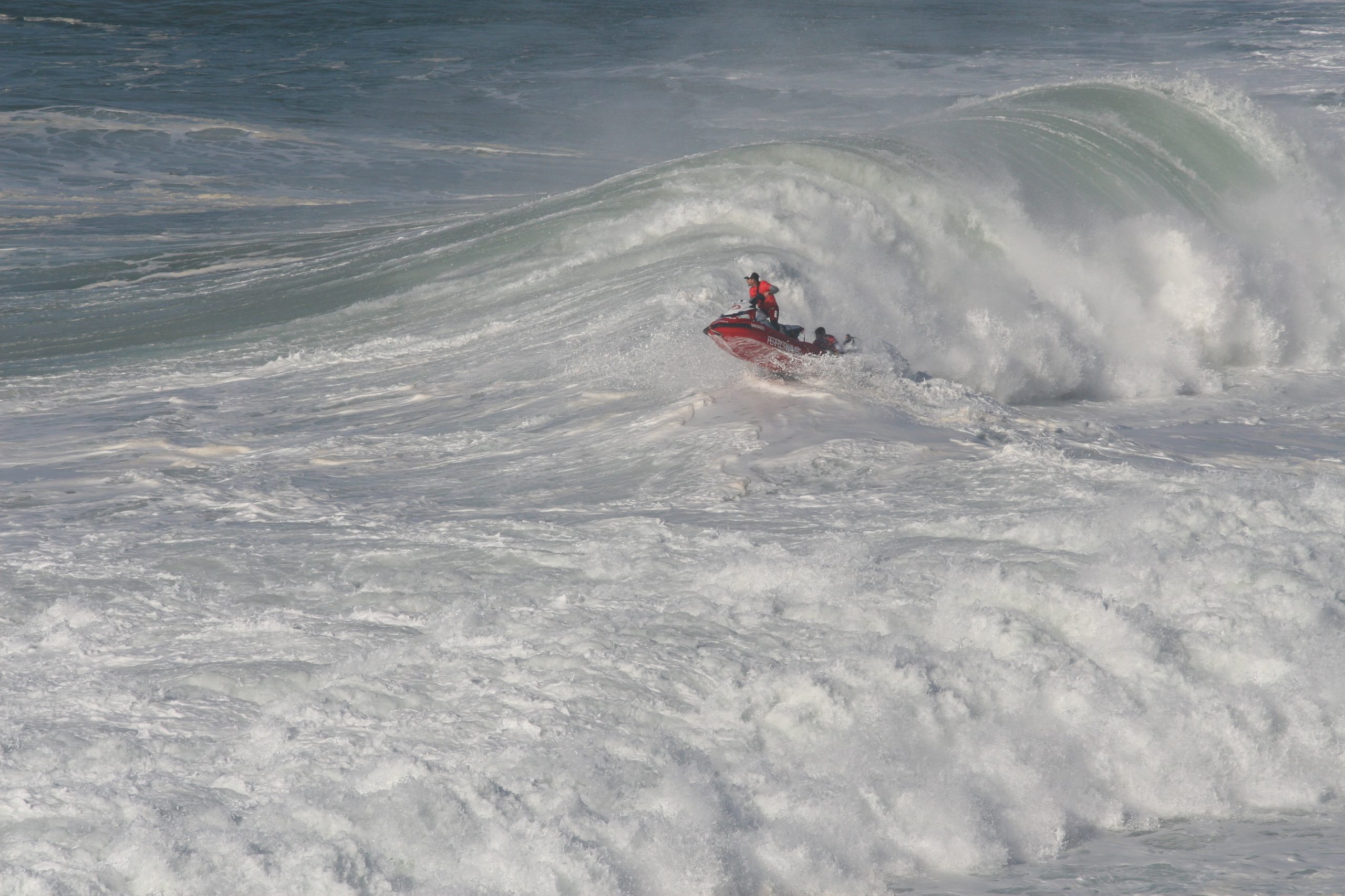 “Sérgio, Sérgio, homem ao mar”. O guardião da Nazaré conta-nos como foi salvar das ondas um dos maiores surfistas