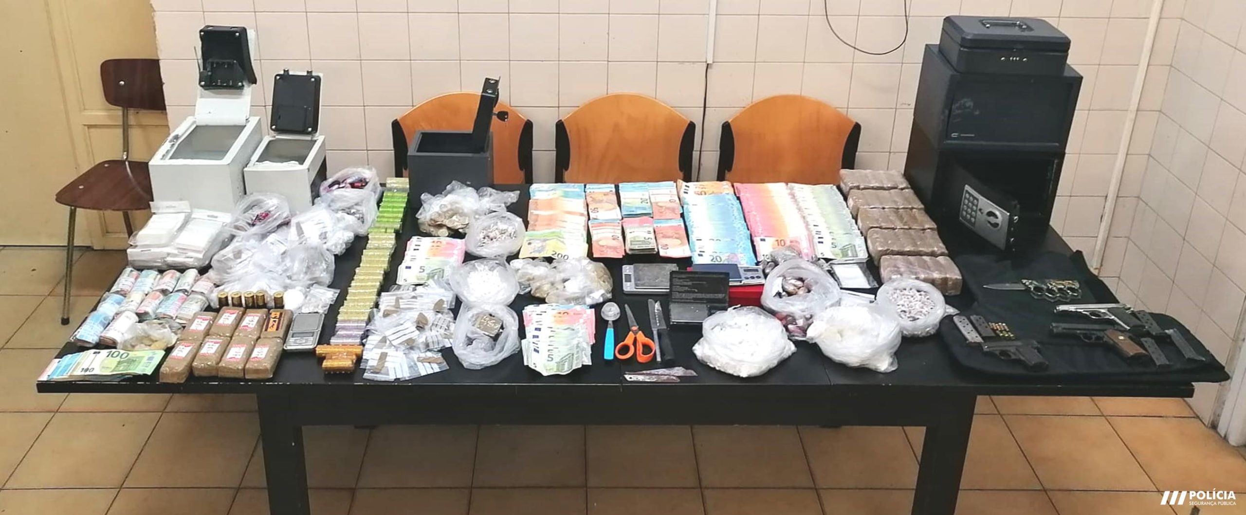 PSP desmantela grupo e detém 20 pessoas que vendiam droga na Quinta do Loureiro em Lisboa