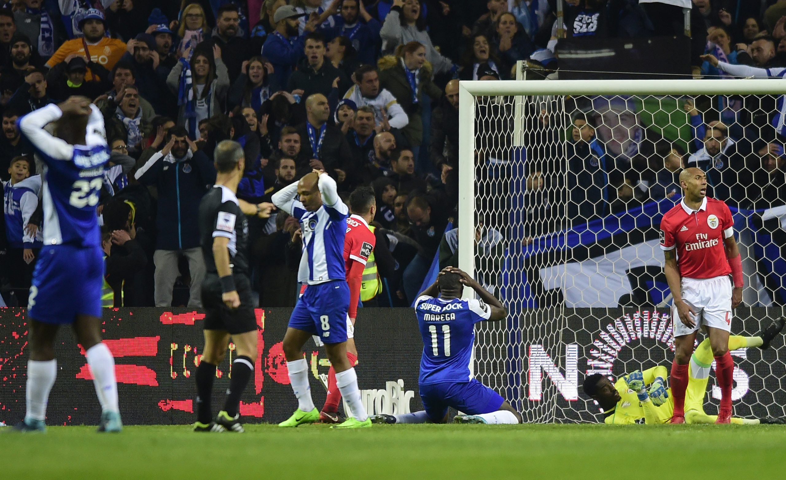 Clássico a zeros: Varela no céu, Marega no inferno