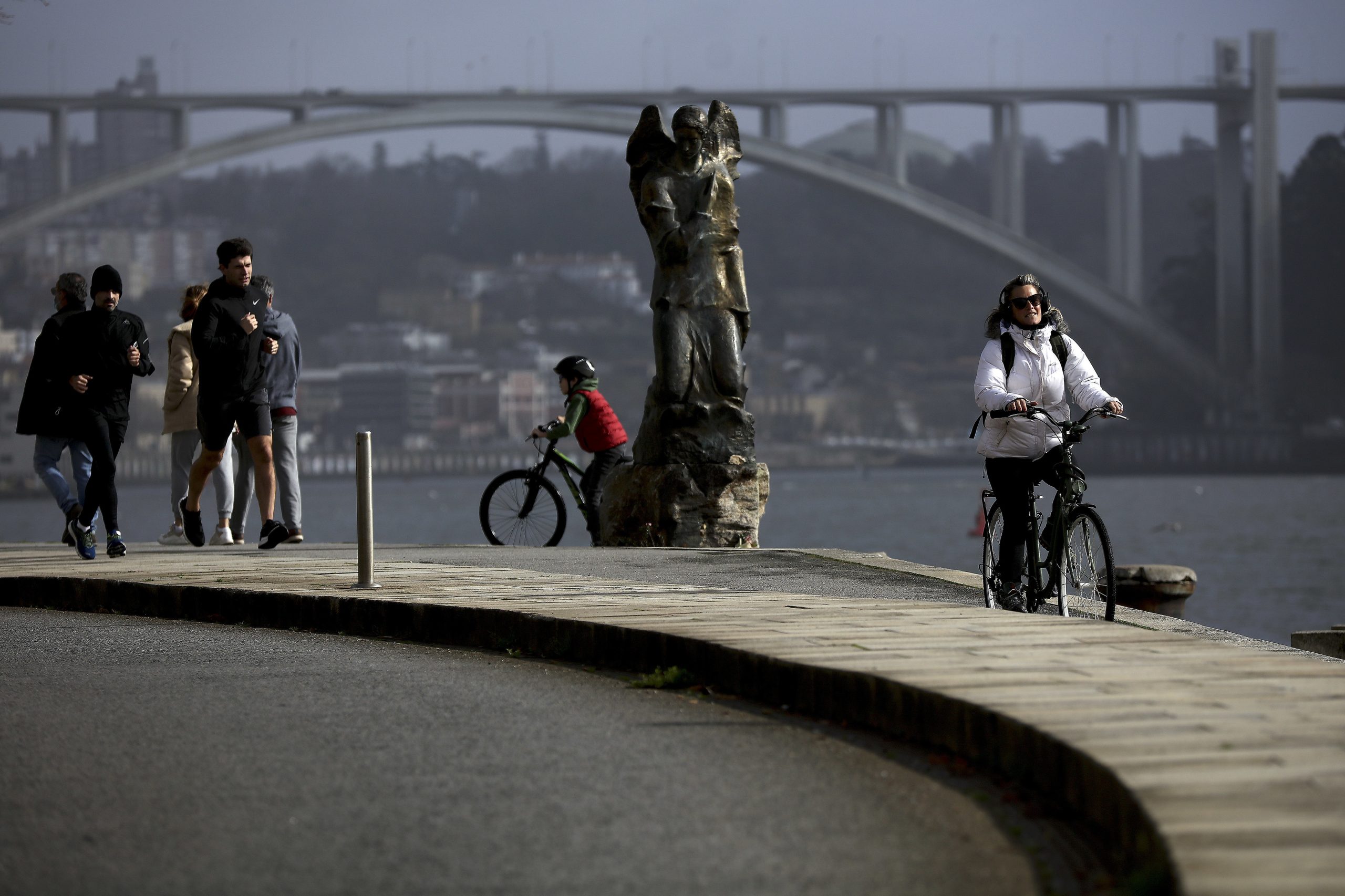 Homem resgatado do rio Douro no Porto após cair nas pedras e desmaiar