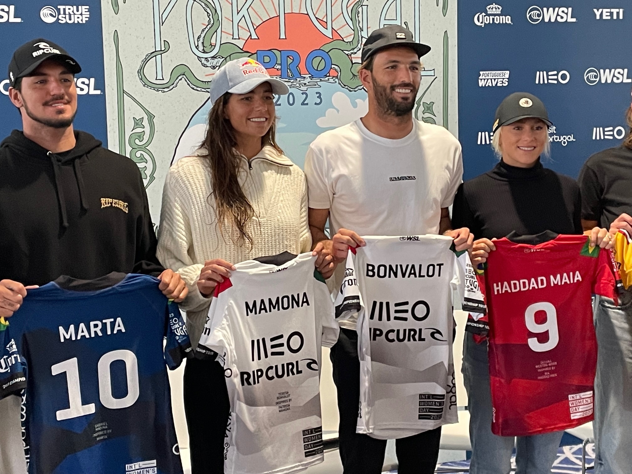 Surf: Peniche entalada entre duas pernas. Há duas estreias no circuito mundial. Kikas recebeu um pão de ló para dar sorte