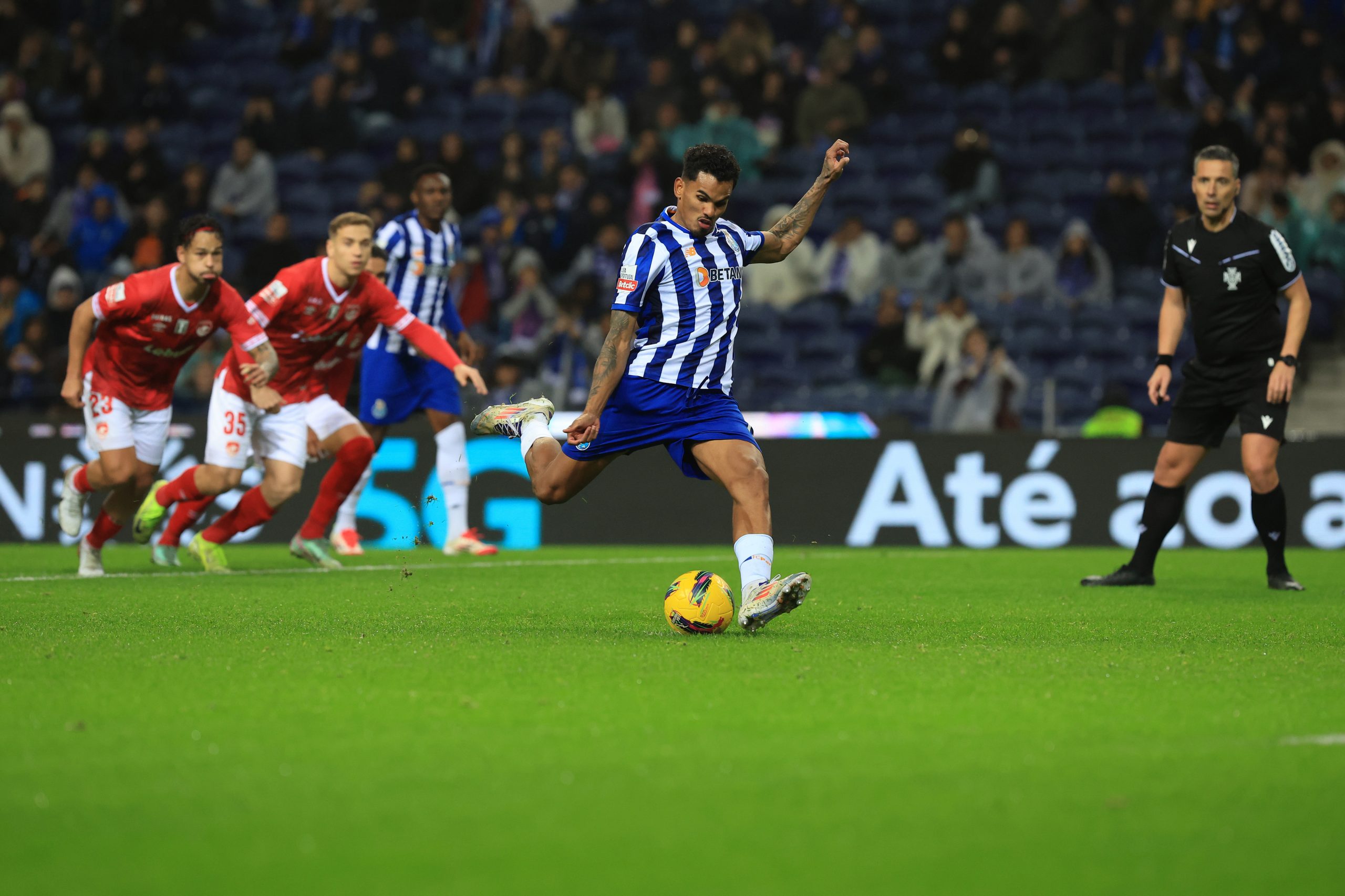 Galeno contratado pelo Al-Ahli ao FC Porto por 50 milhões de euros