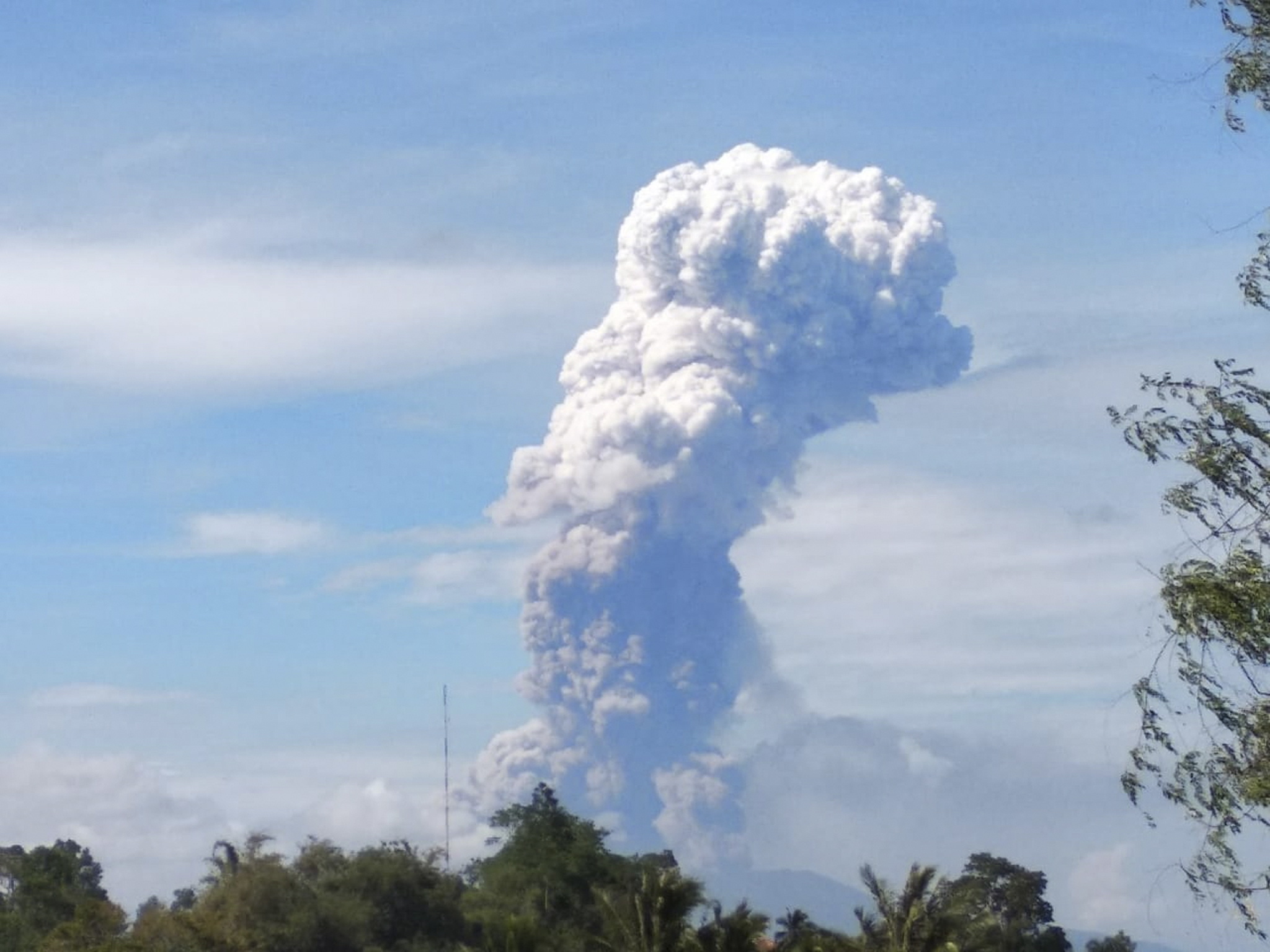Vulcão entra em erupção na mesma ilha indonésia afetada por sismo e tsunami
