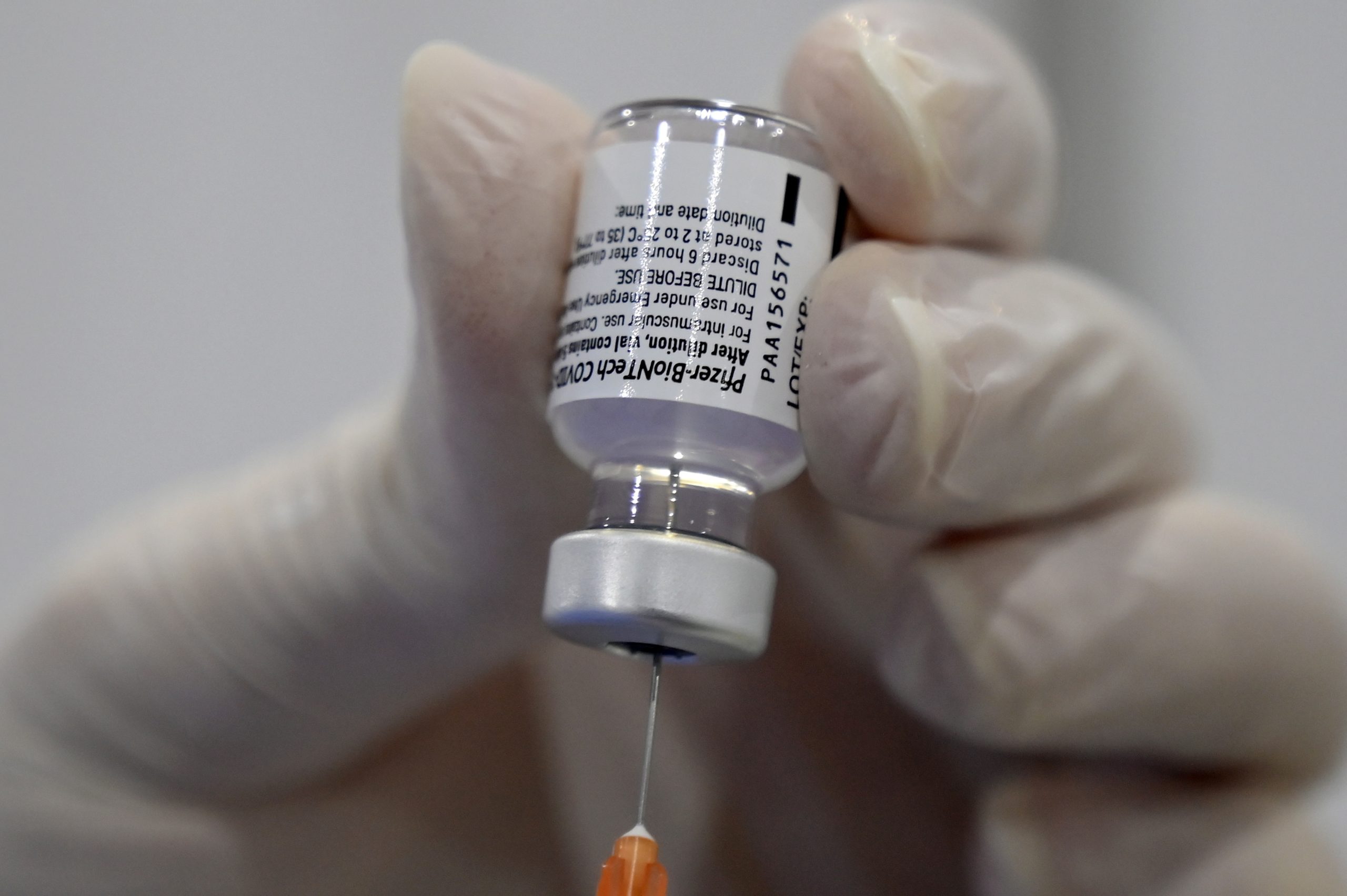 Vacina da Pfizer com eficácia de 97% em casos sintomáticos e graves