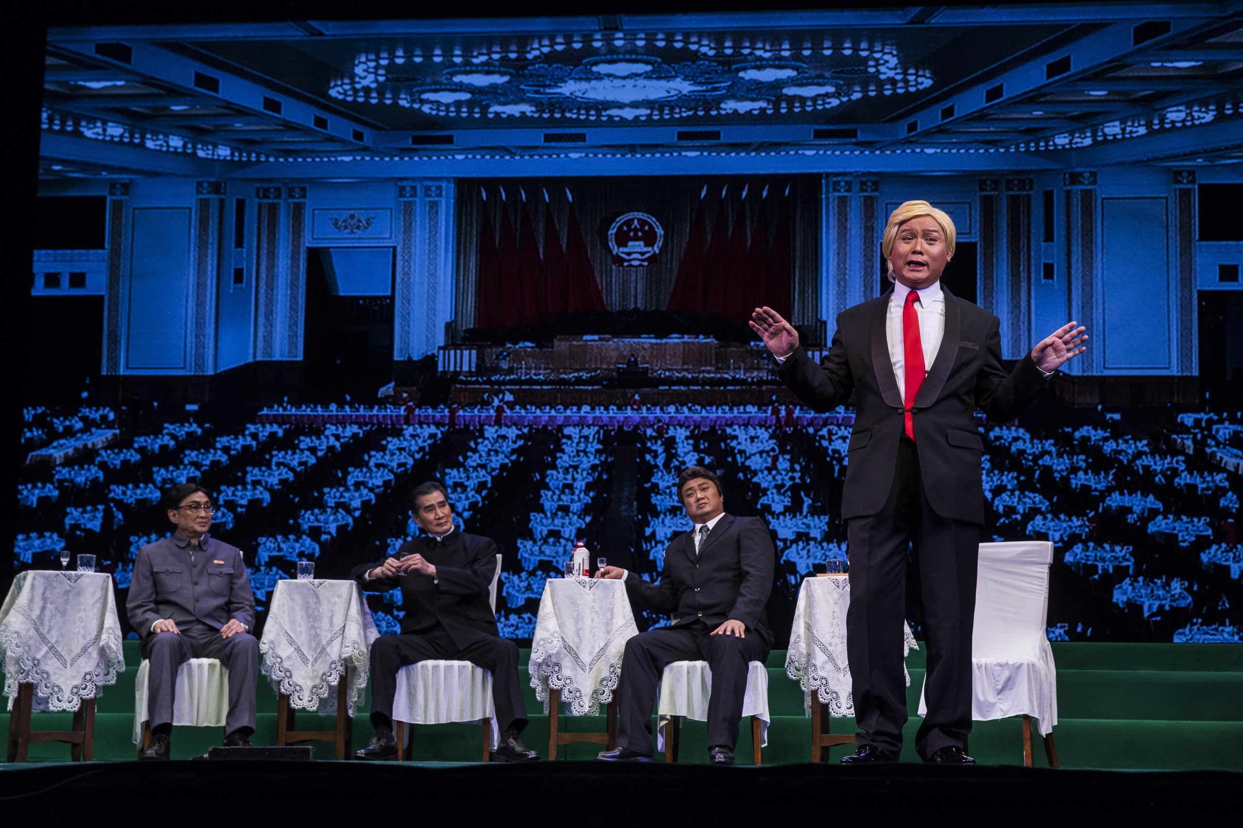A magia dos 72 anos ou como Trump e Mao Tse Tung se encontram num palco em Hong Kong