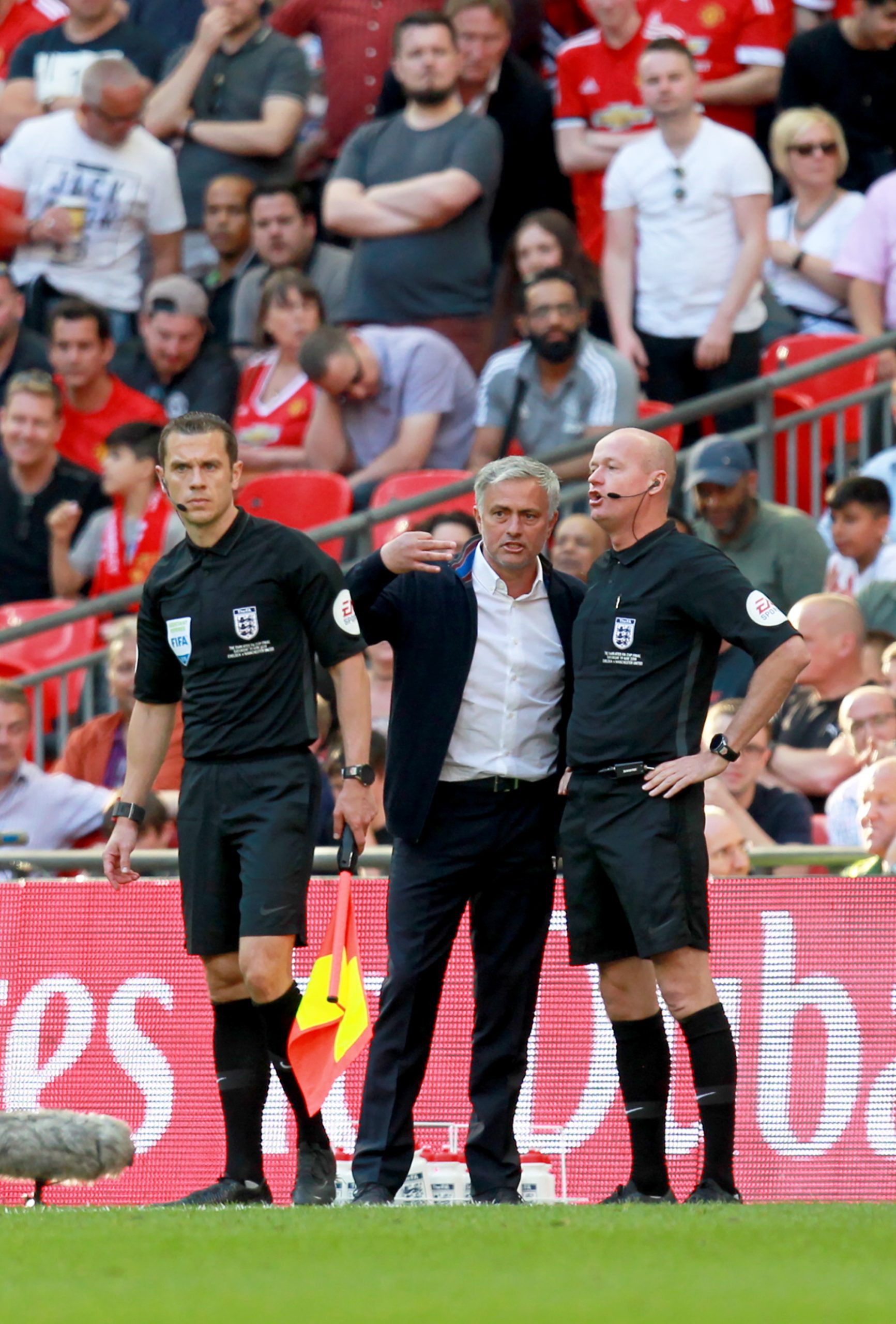 Mourinho responsabiliza o árbitro pela derrota do Manchester United