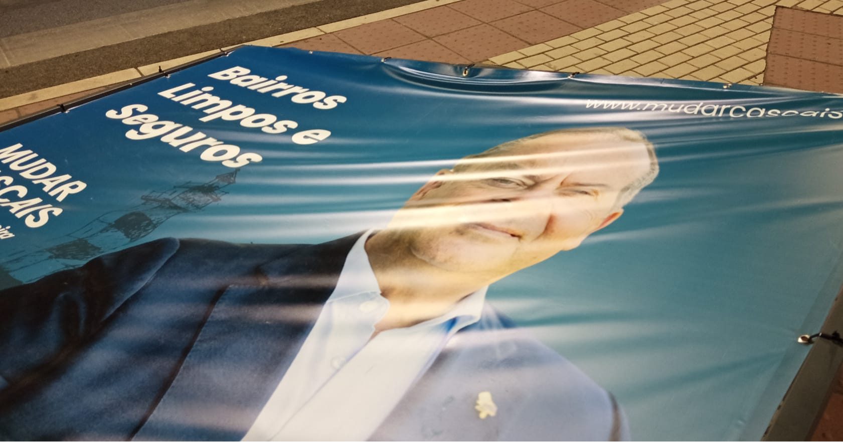 Outdoor removido em Cascais gera polémica entre candidato às autárquicas e bombeiros