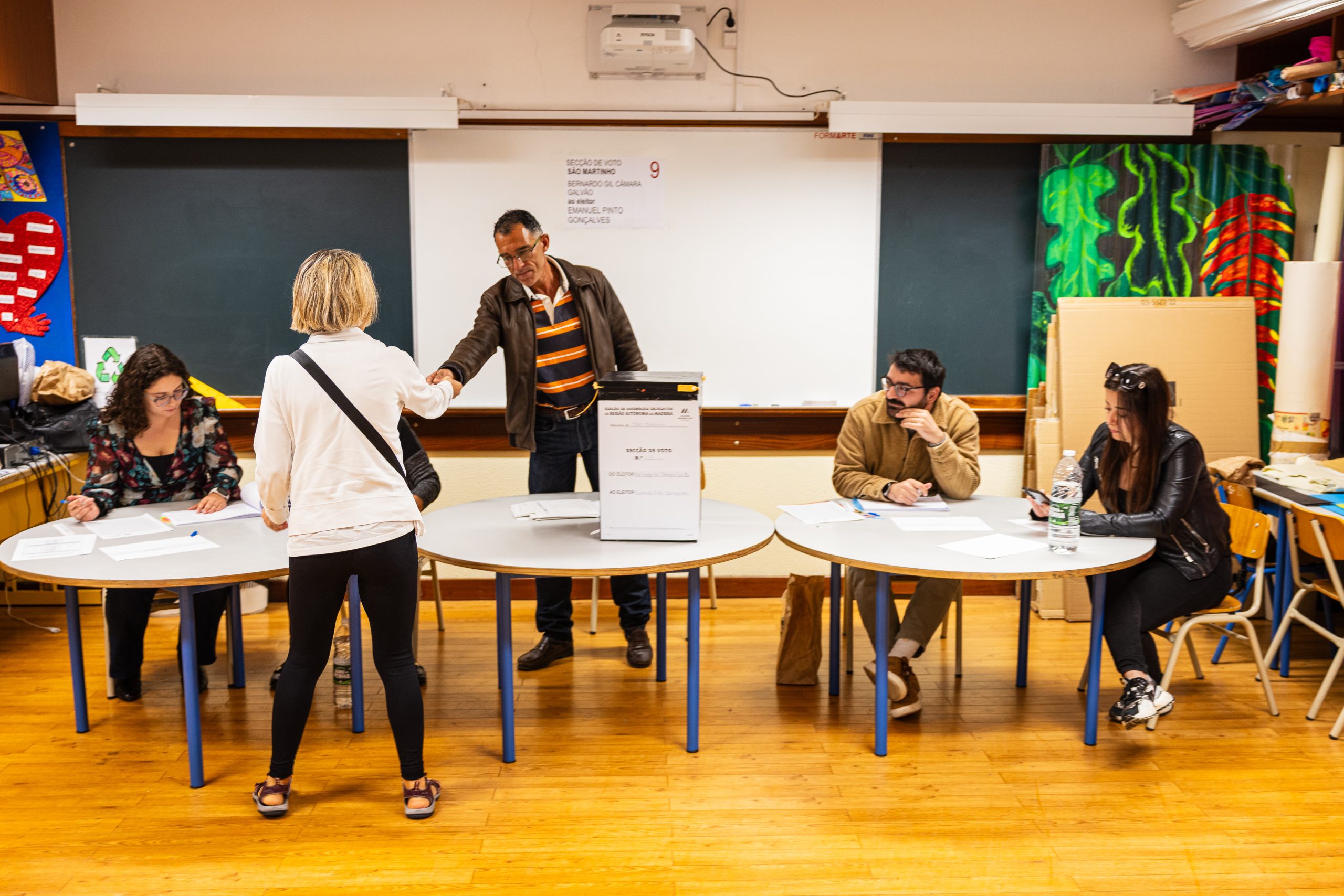 Afluência às urnas superior à primeira volta até às 12h: votaram 22,35% dos eleitores