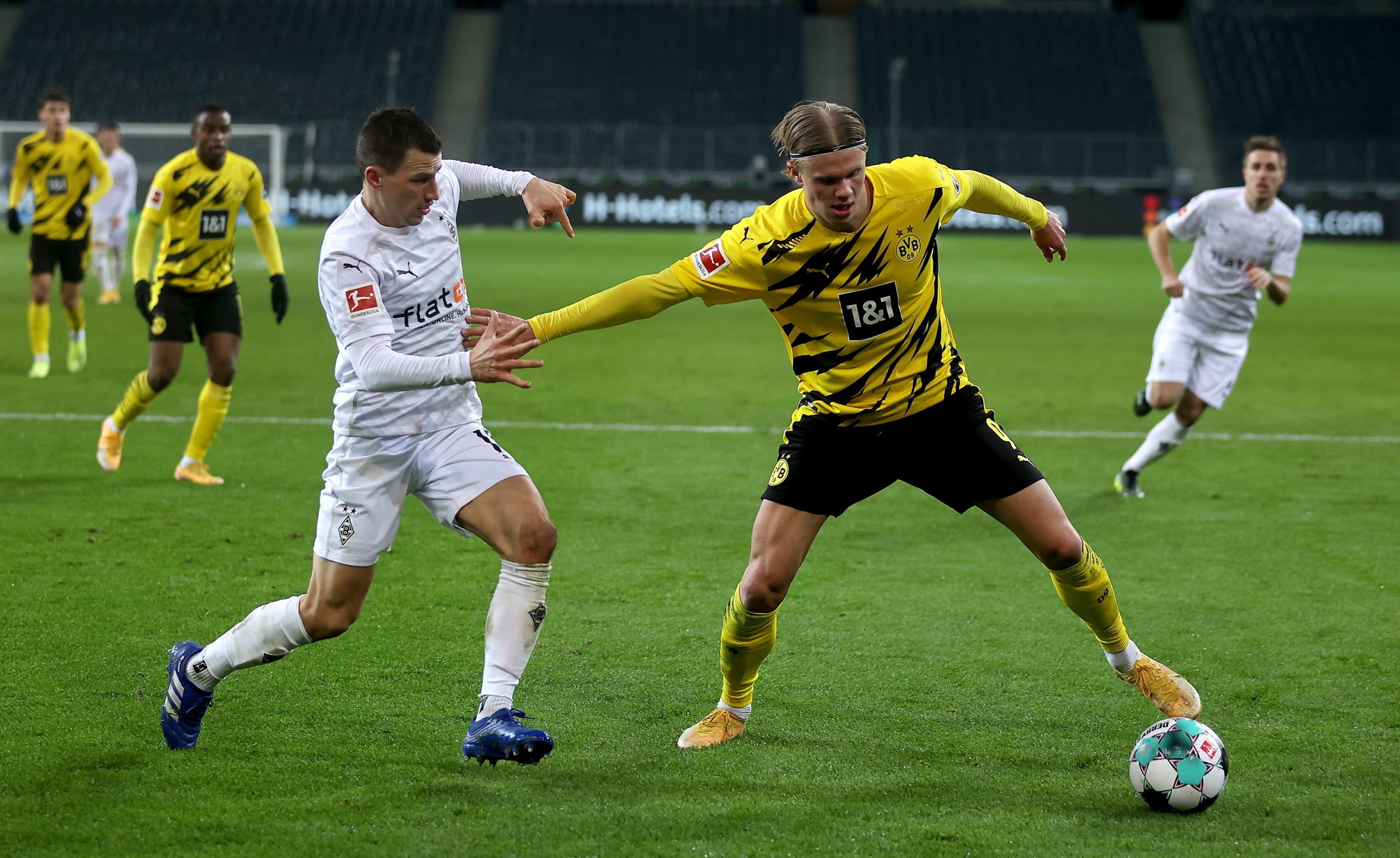 Mönchengladbach vence Dortmund no ‘jogo dos Borussias’