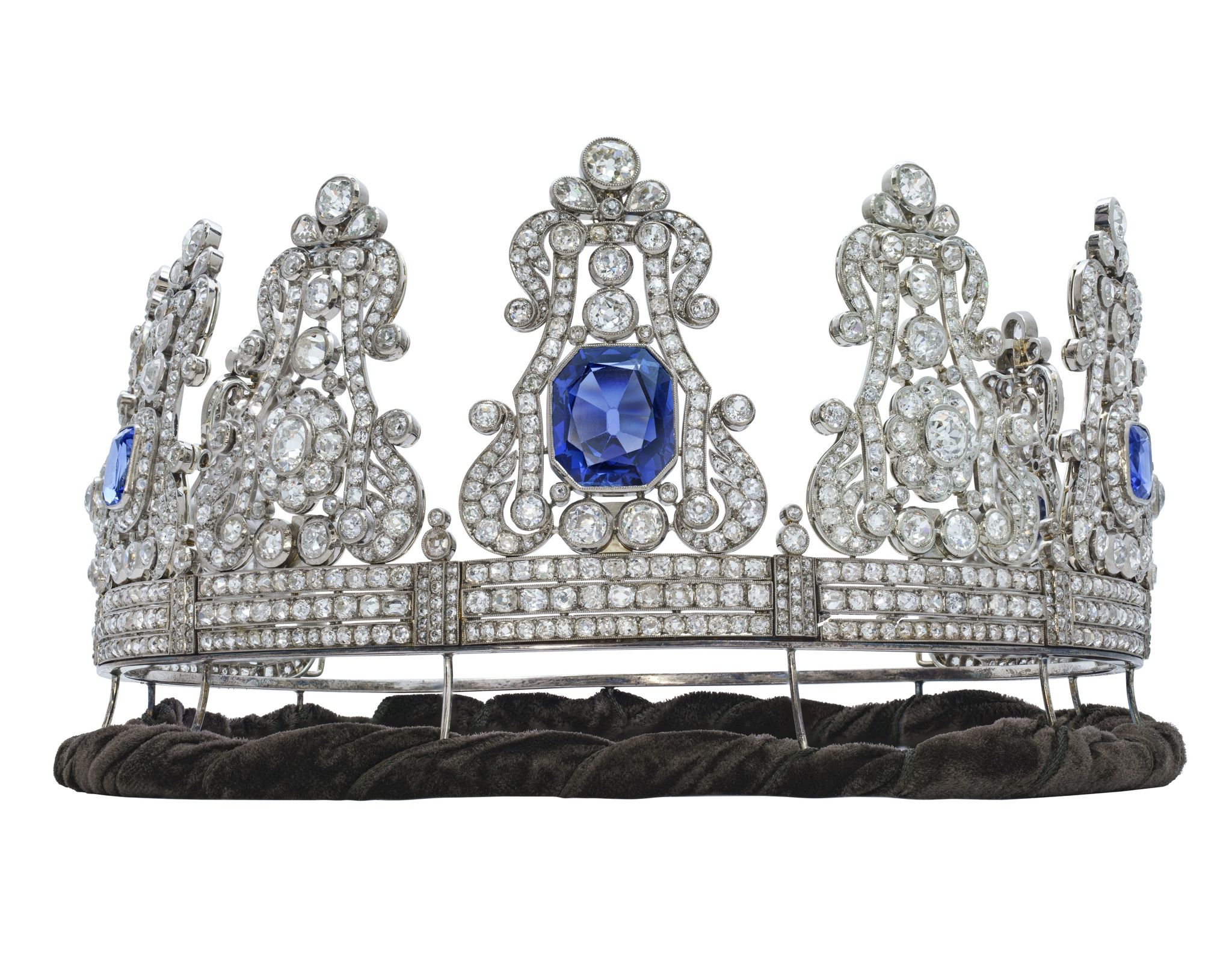 Tiara de diamantes e safiras da rainha Maria II vendida em leilão por 1,3 milhões de euros — e não vem para Portugal