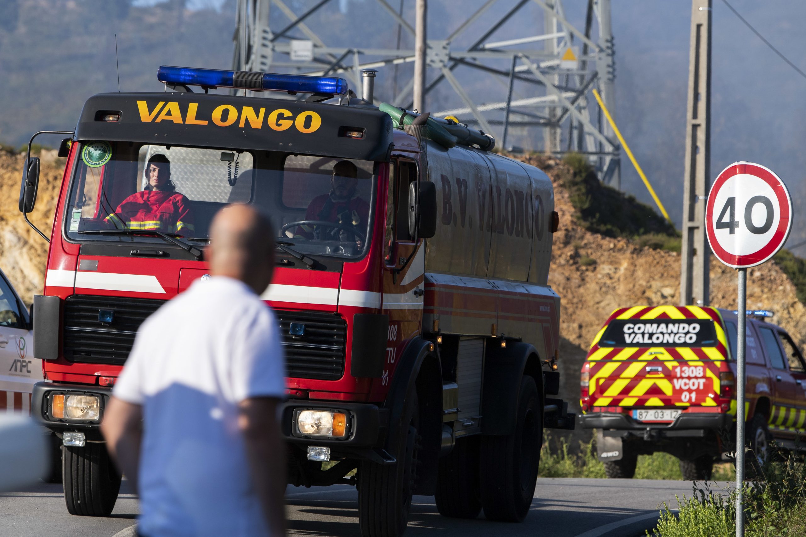 Helicóptero cai em Valongo durante combate a incêndio e faz um morto
