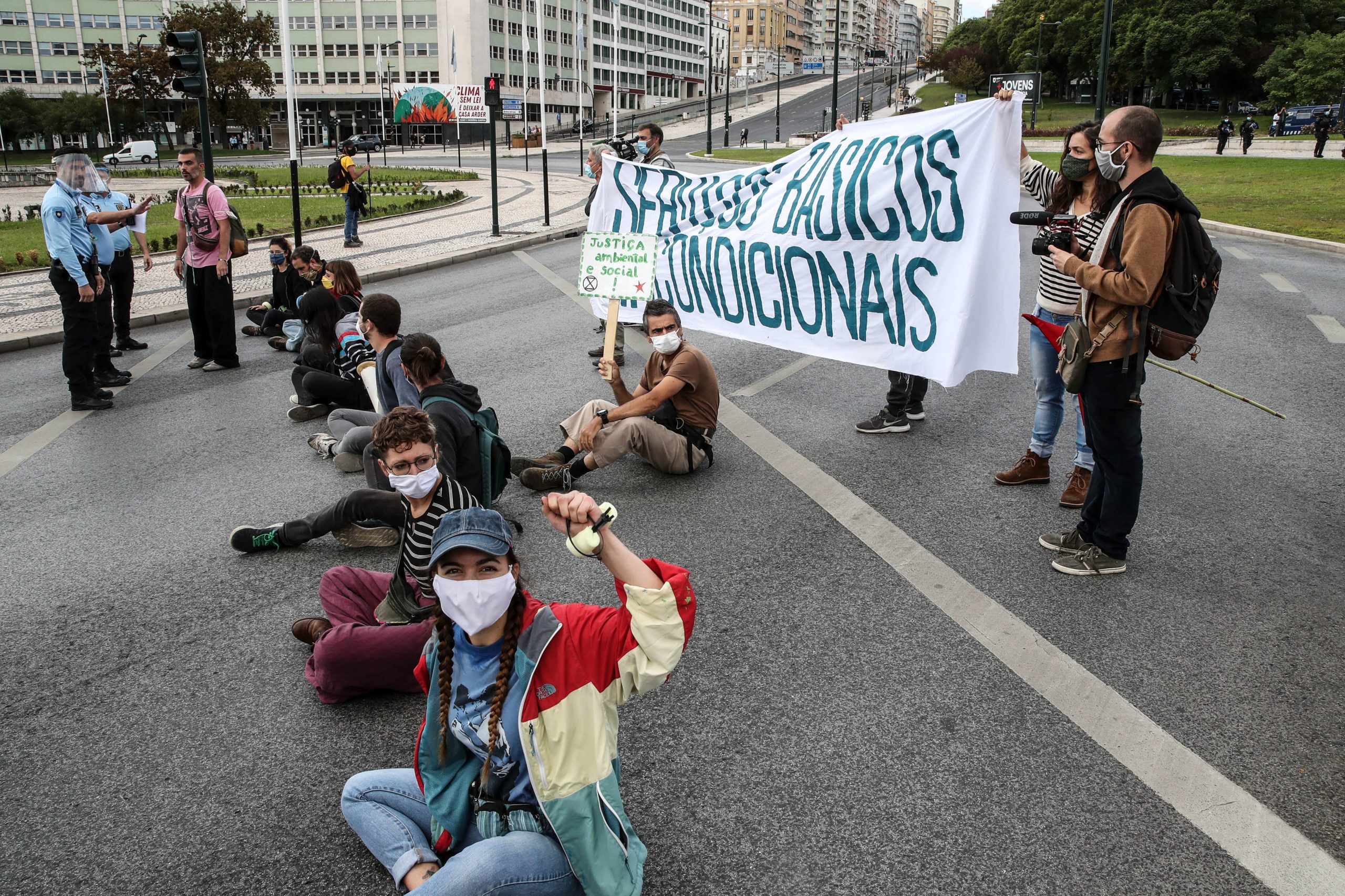 Manifestantes pelo clima ocupam rotunda do Marquês de Pombal em Lisboa num pedido por “coerência política” e “transição social”