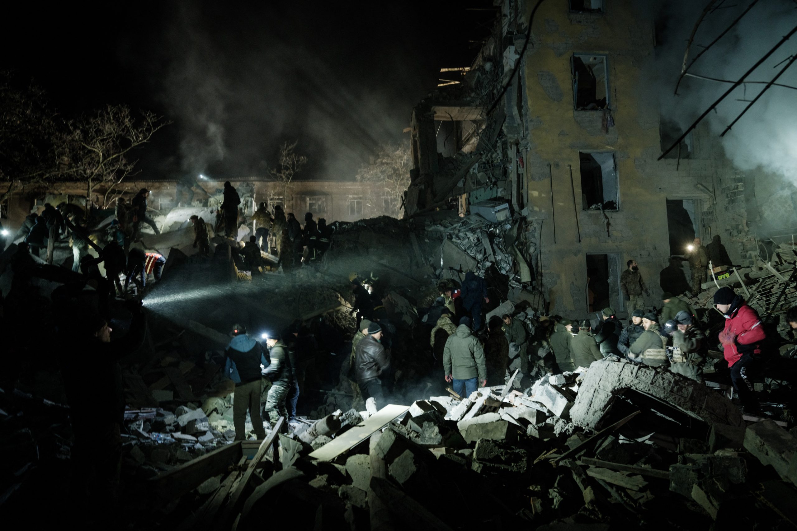 Rússia ataca prédio residencial na cidade ucraniana de Kramatorsk