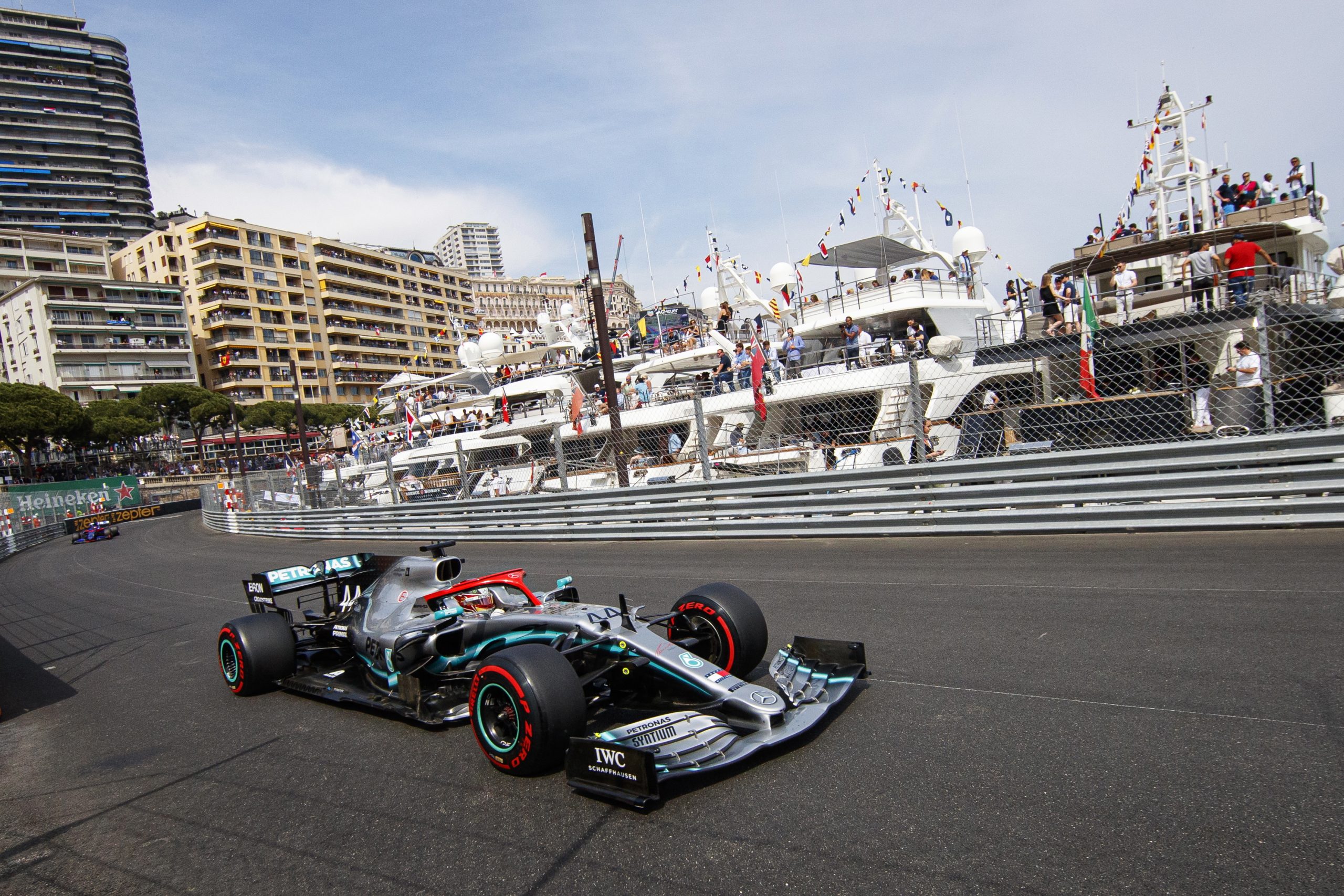 Lewis Hamilton faz a ‘pole position’ para o GP do Mónaco de F1 com novo recorde da pista