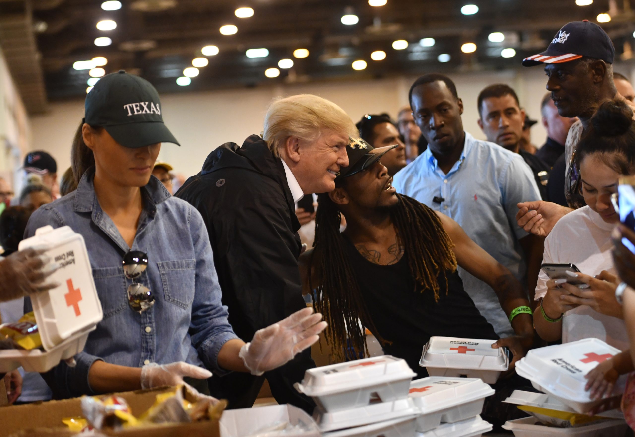 Trump visita vítimas do Harvey em abrigo no Texas. Presidente distribuiu comida e abraços