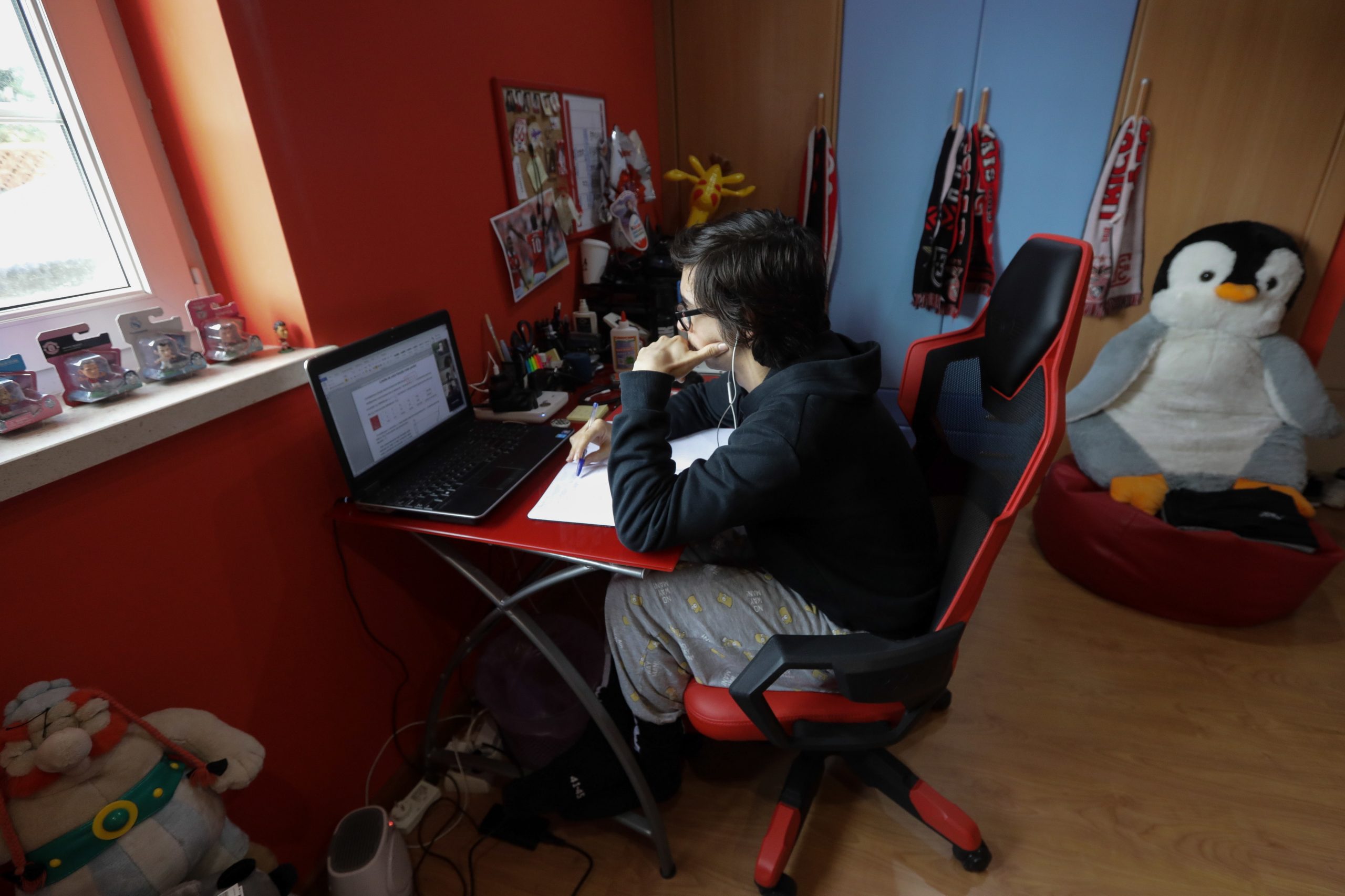 Tal como em Portugal, o Reino Unido aprovou um plano de recuperação de aprendizagens — e também houve críticas aos apoios, considerados insuficientes