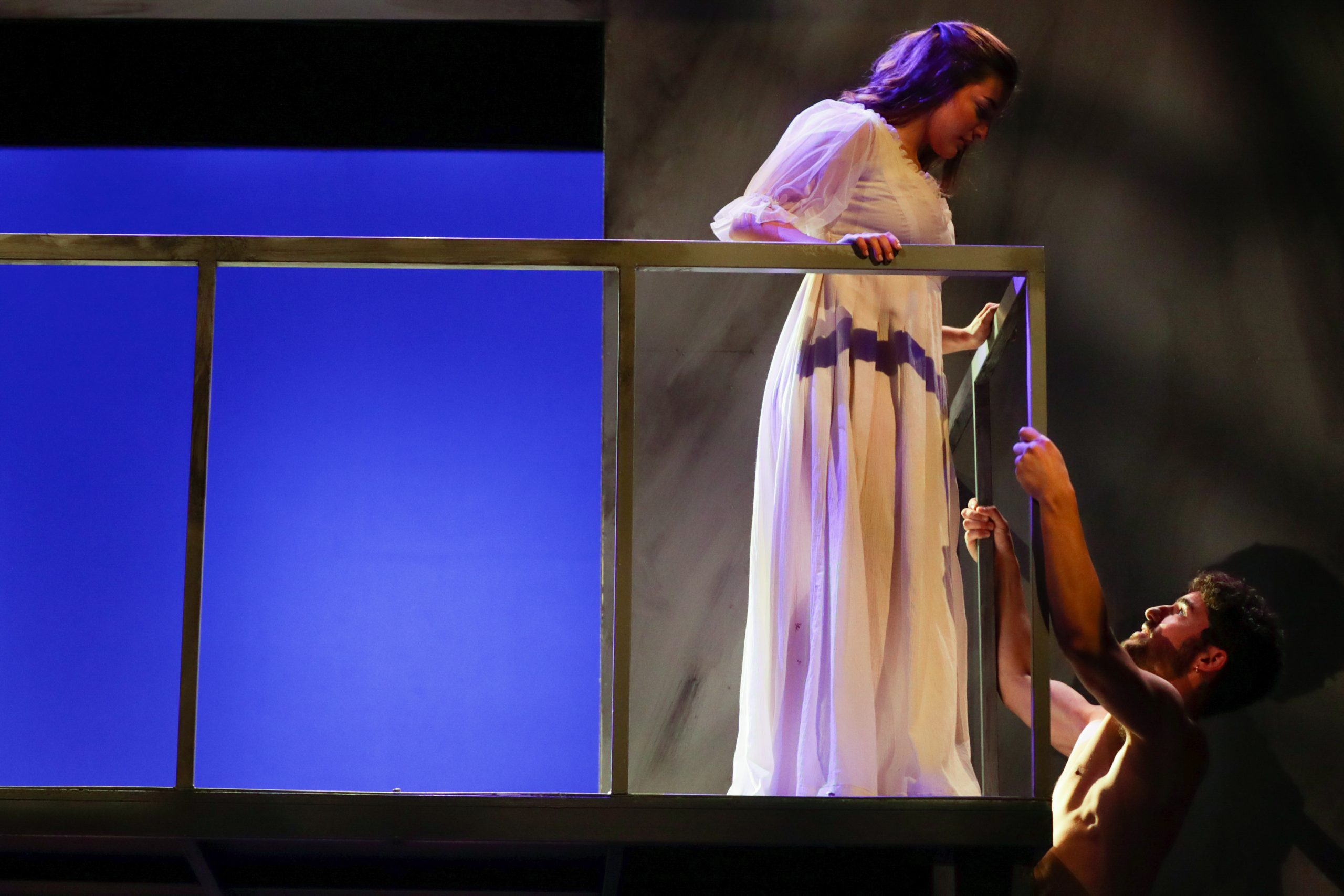 Sentido de liberdade e jogo entre sagrado e profano marcam “Romeu e Julieta” em palco