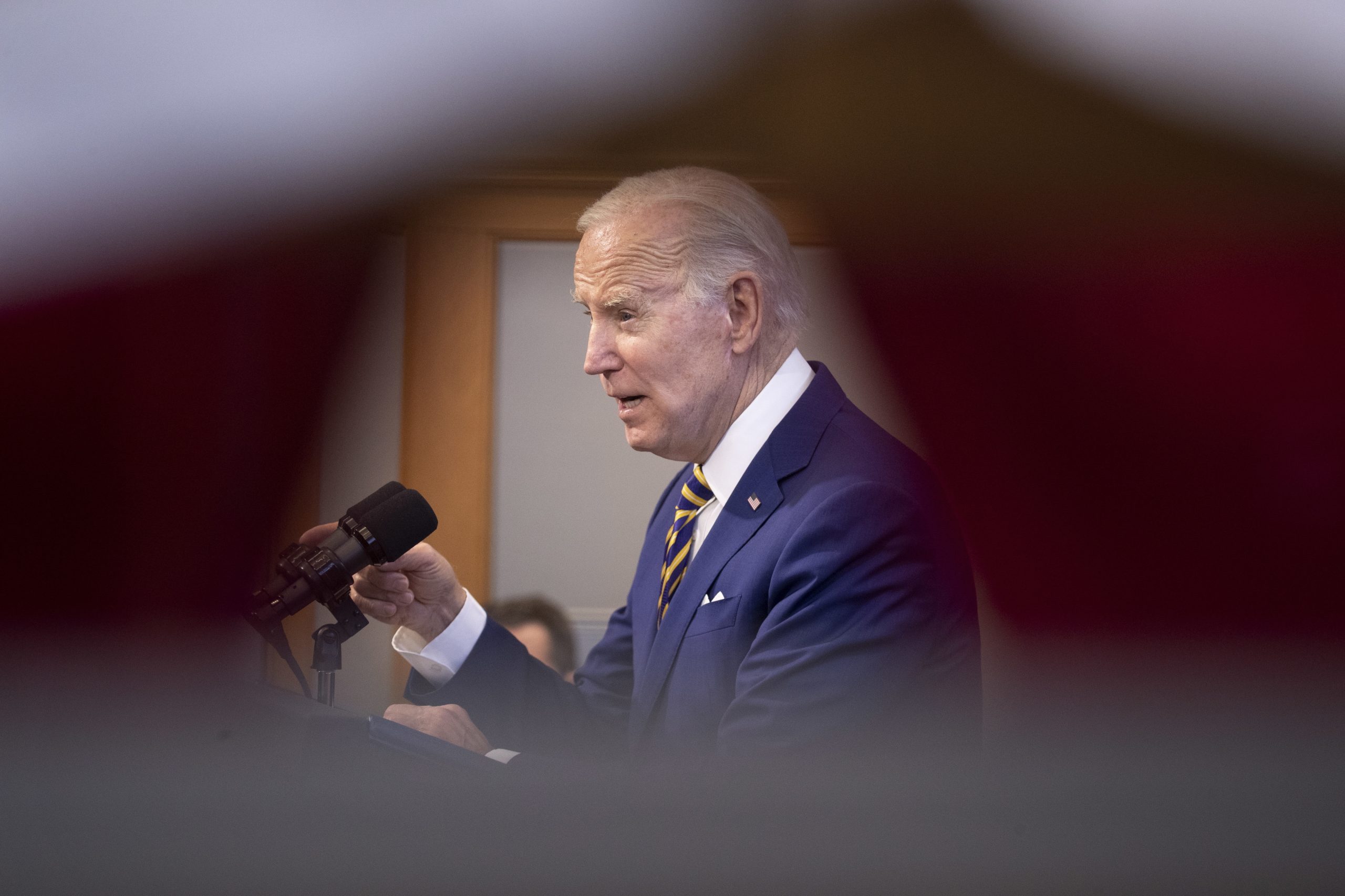 FBI procura documentos confidenciais em arquivo doado por Biden a universidade