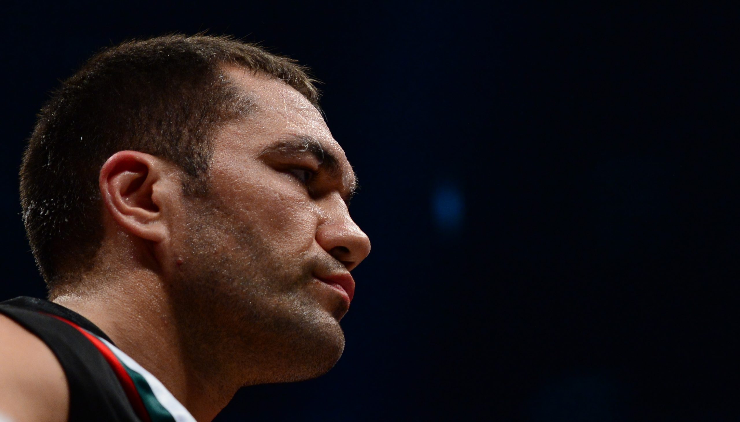 Boxer búlgaro que beijou repórter enfrenta suspensão na Califórnia
