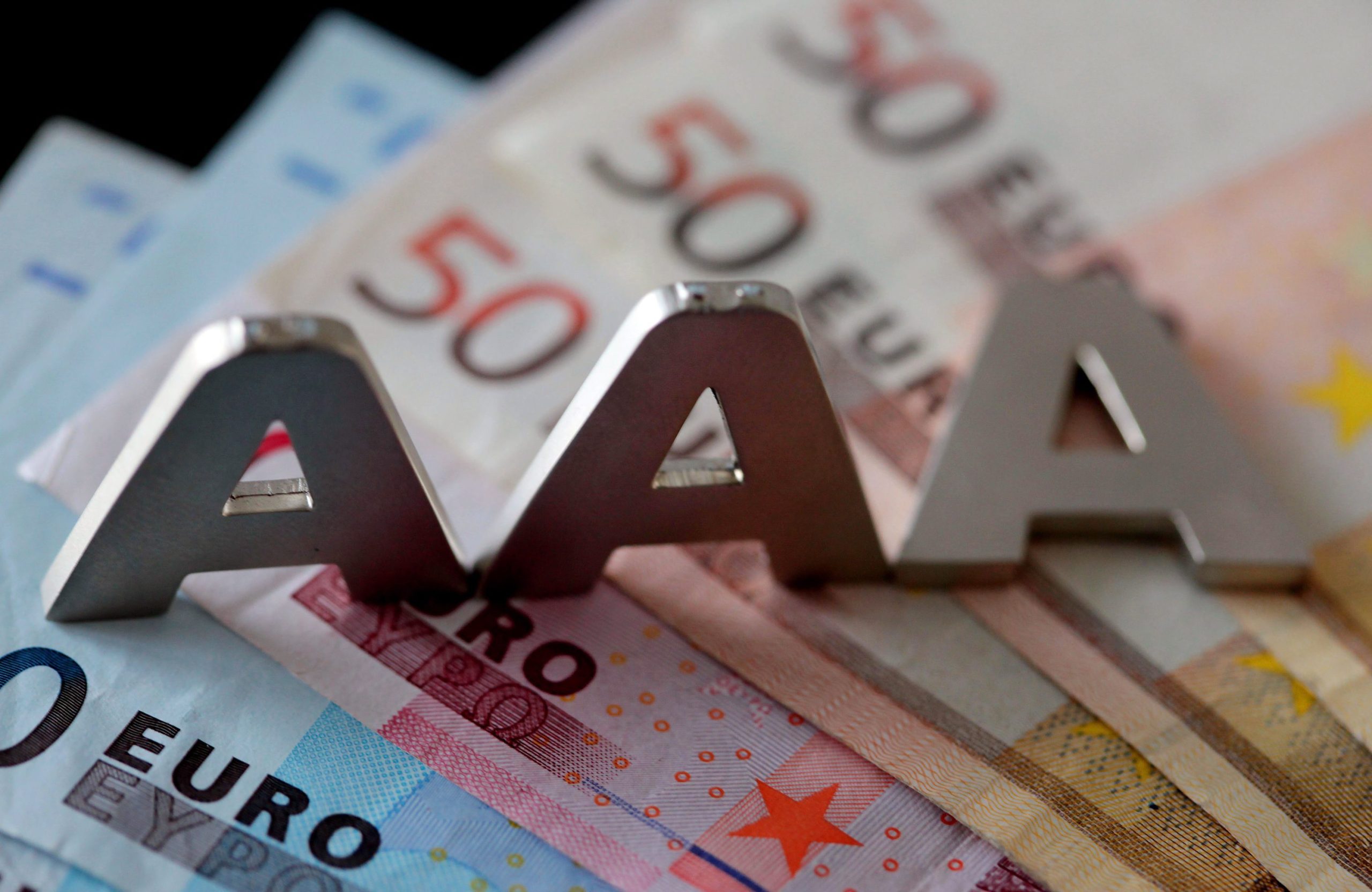 Europeus mais confiantes na economia em fevereiro