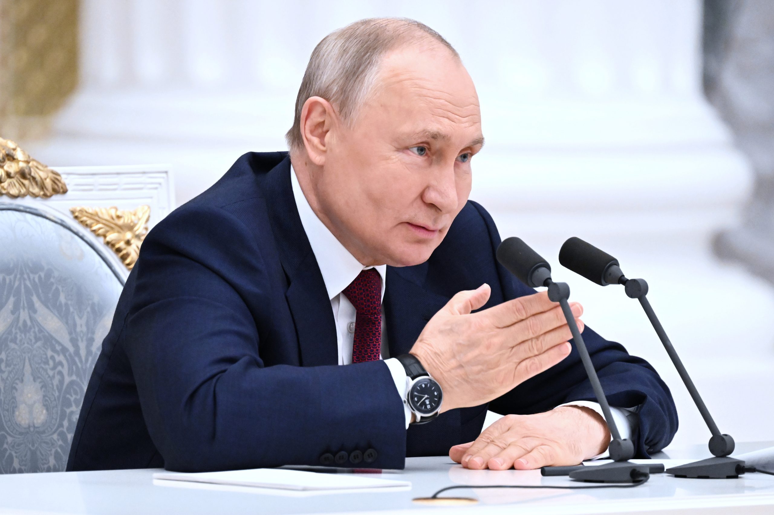 Putin quer turistas a atravessar territórios ucranianos anexados para aliviar trânsito na ponte de Kerch, no caminho para a Crimeia