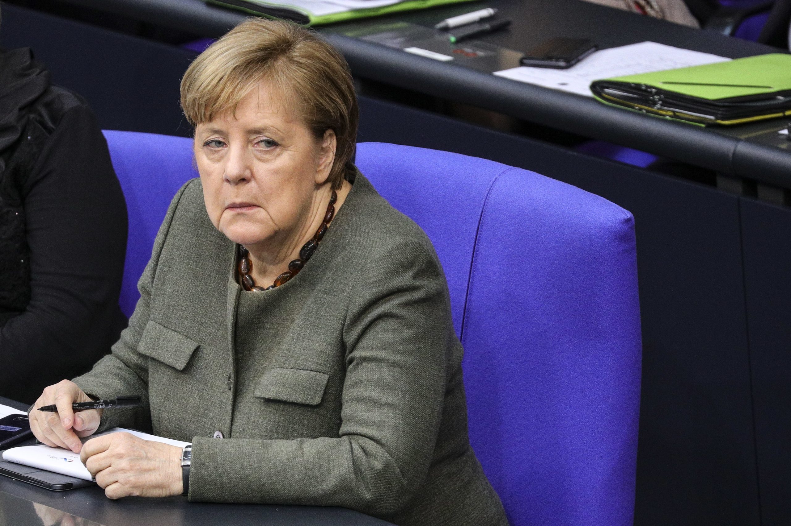 Líbia: Merkel pressiona Haftar para respeitar acordos e aceitar solução negociada