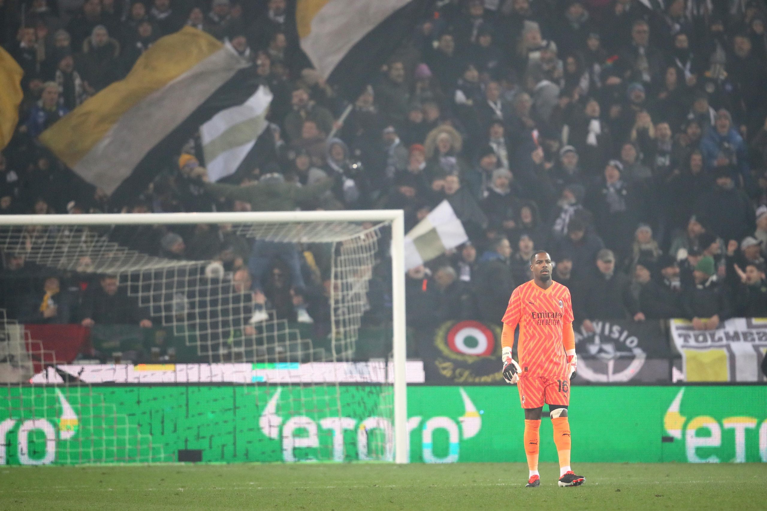 Roma vence no primeiro jogo sem Mourinho, racismo interrompe jogo em Udine