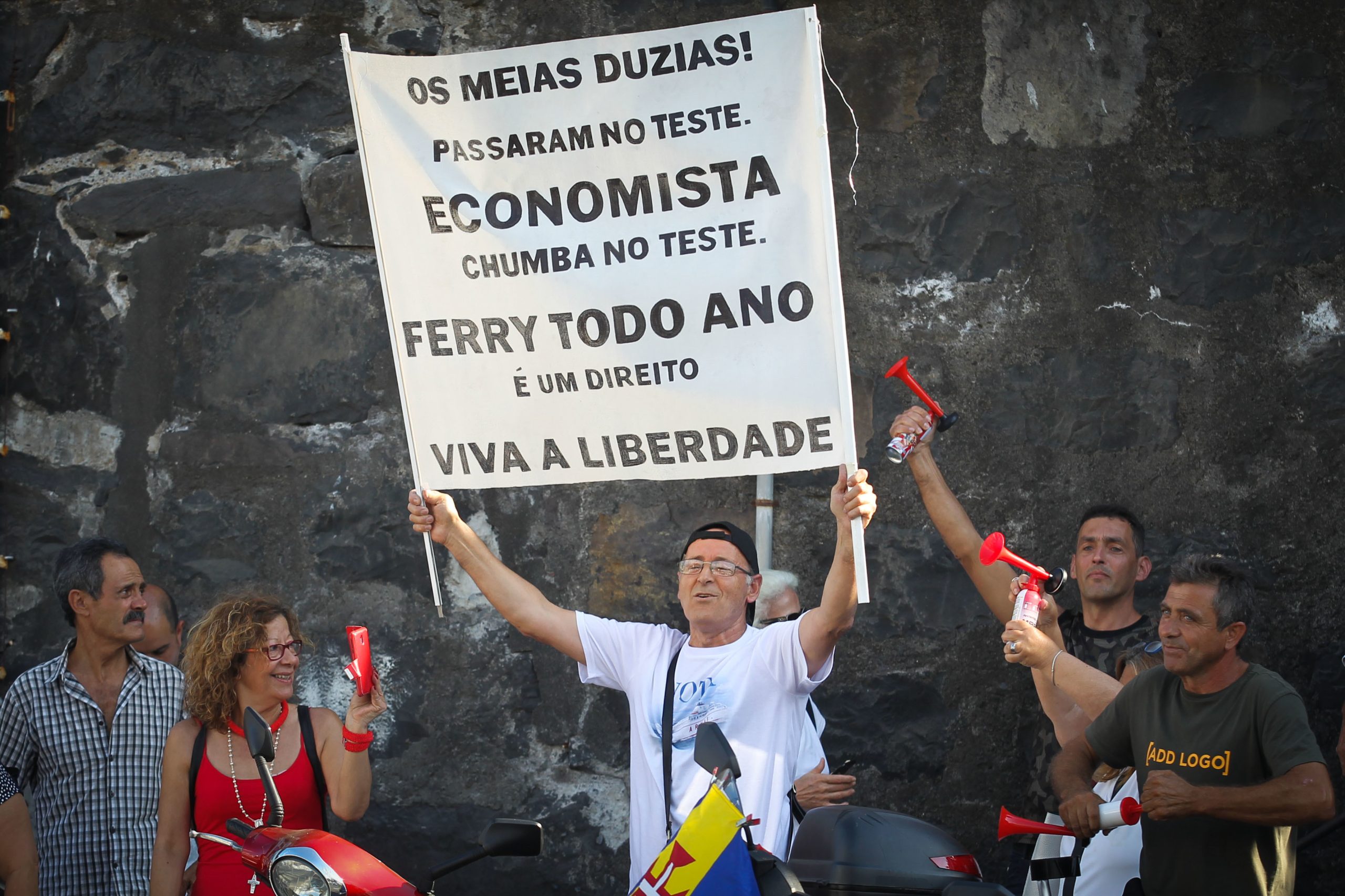 Cerca de 200 pessoas pedem continuidade do ‘ferry’ entre o Funchal e o continente