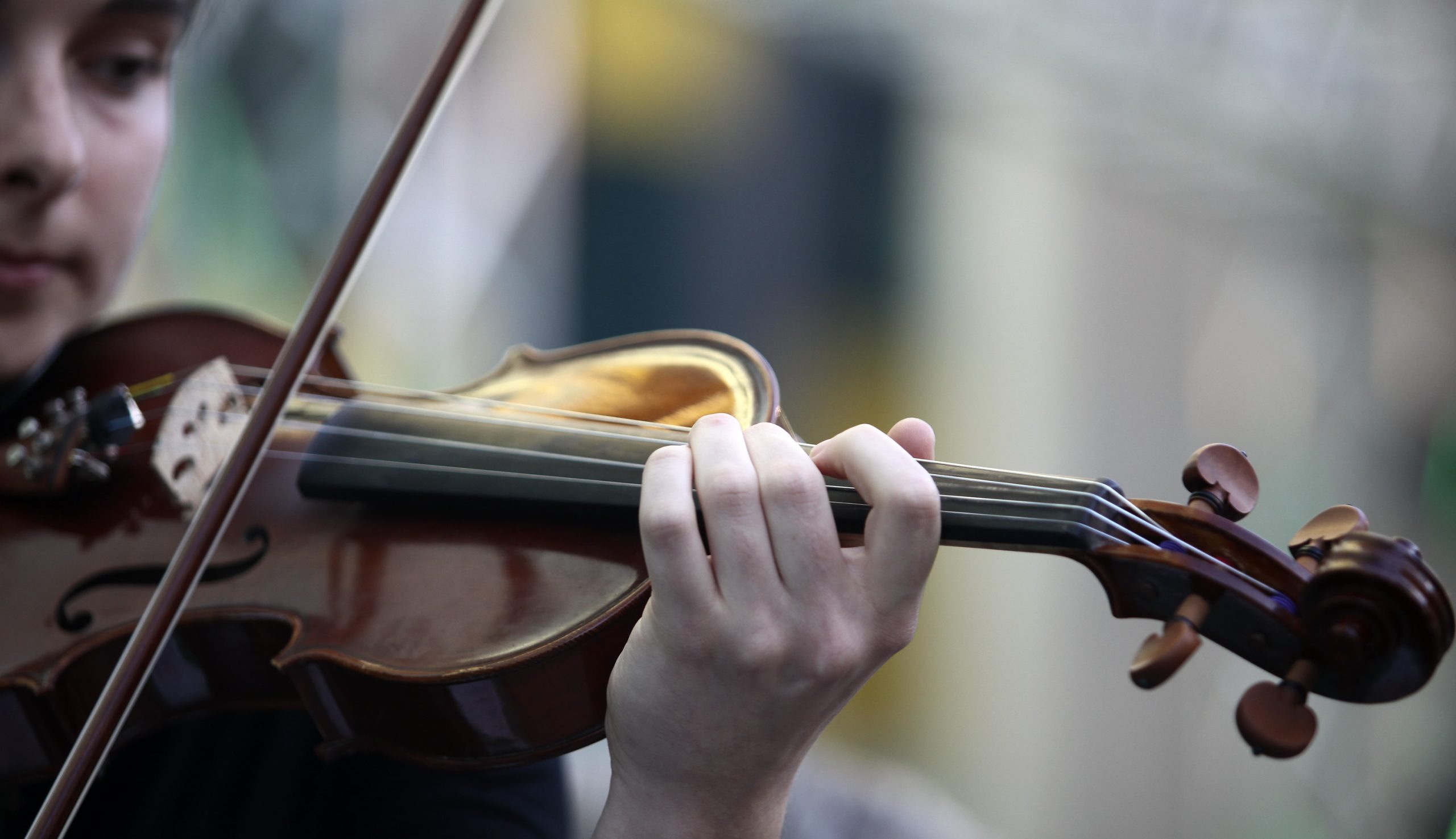 Enquanto lhe removiam um tumor do cérebro, Dagmar Turner não parou de tocar violino