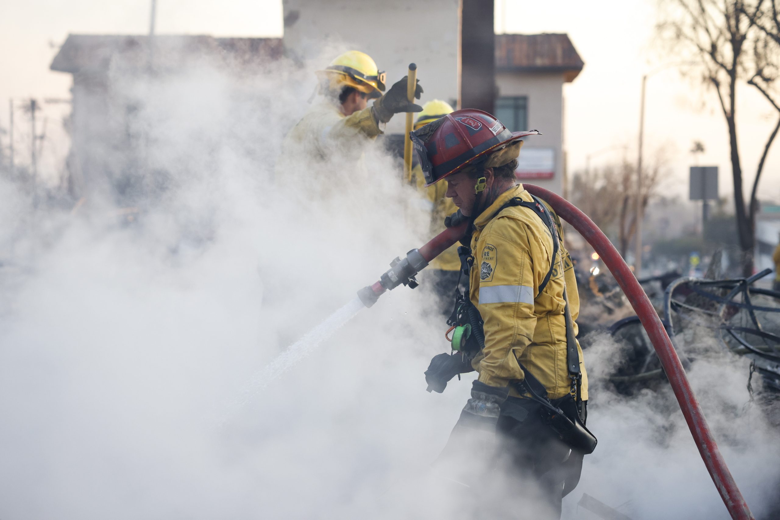 Um dos incêndios de Los Angeles avança para o bairro rico de Brentwood